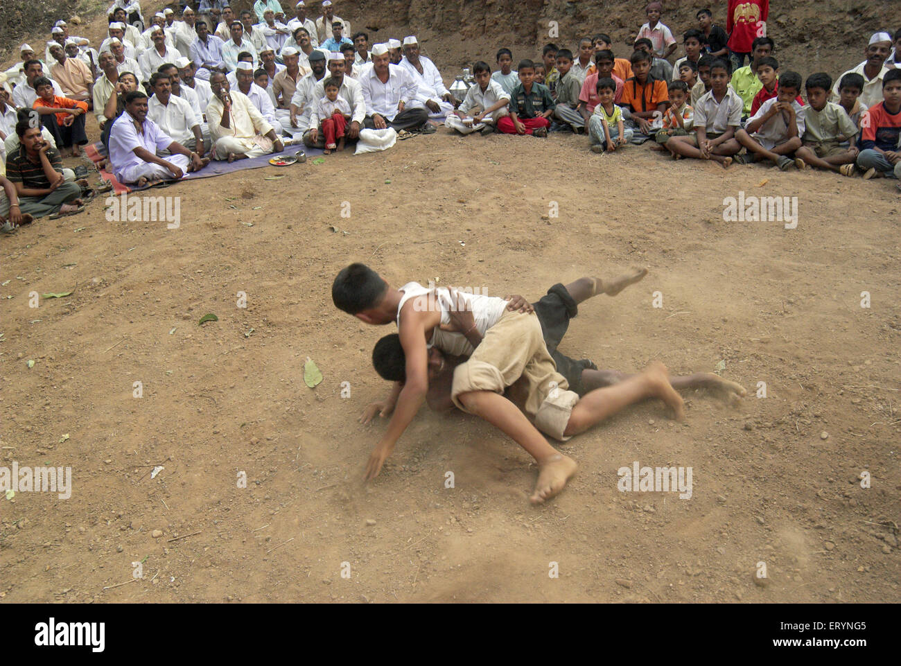 Due lottatori di impegnarsi in una concorrenza wresting durante una fiera locale al villaggio Dimba ; district Pune ; Maharashtra ; India Foto Stock