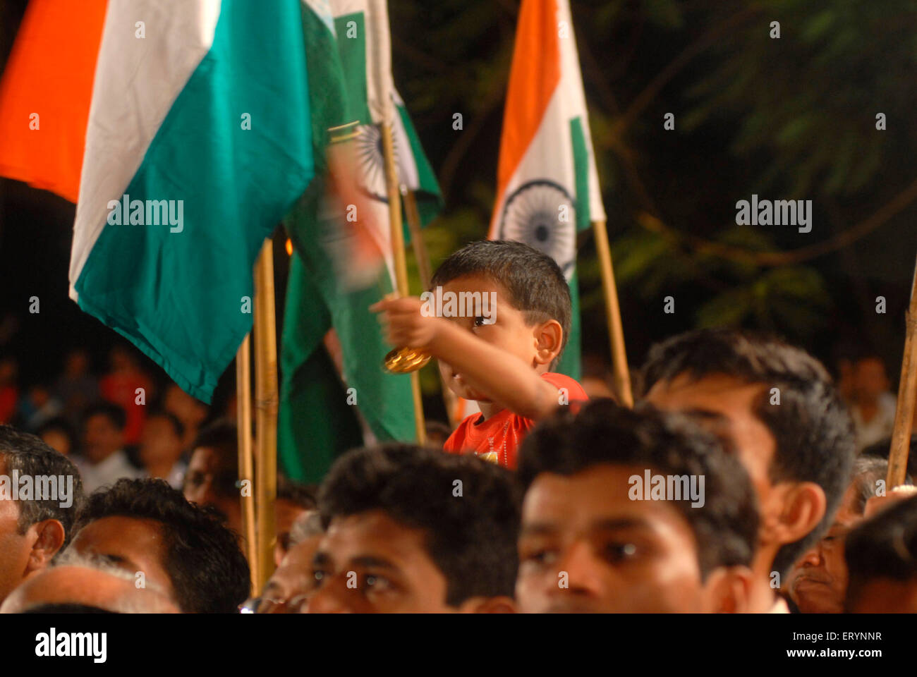Residenti celebrano il giorno di indipendenza con tri color bandiera indiana a mezzanotte del 15 agosto a Sambaji Maidan Mulund ; Foto Stock