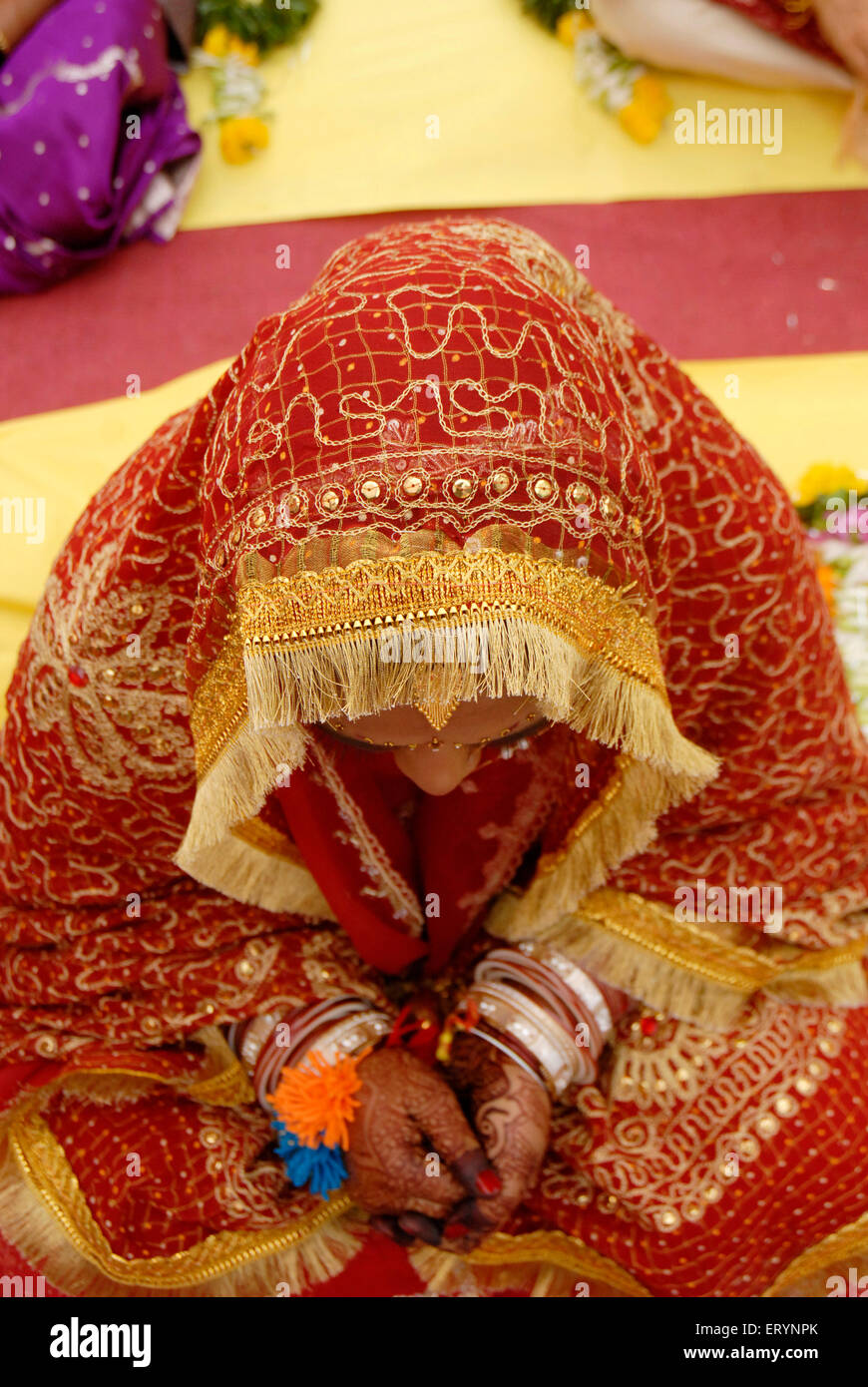 Le coppie sposate a massa funzione matrimonio organizzato da Sant Nirankari Missione al Airoli ; Nuova Bombay Foto Stock