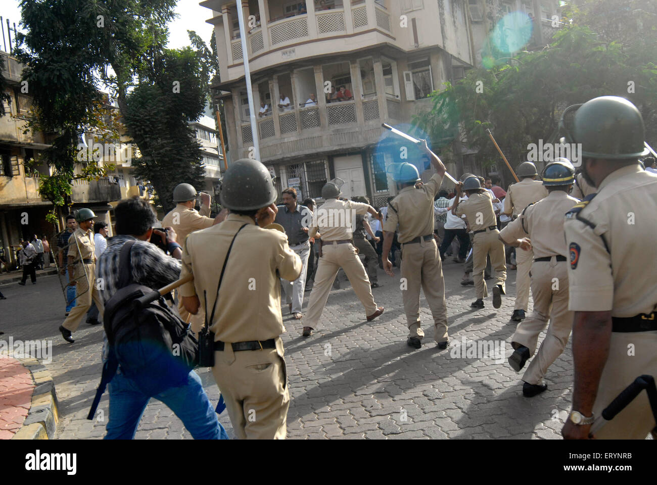 La polizia lathi carica durante la protesta a Bombay Mumbai Maharashtra India Asia Foto Stock