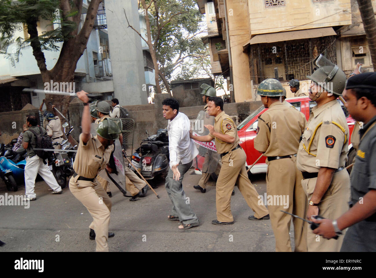 La polizia carica presso l uomo a Bombay ; Mumbai ; Maharashtra ; India NOMR Foto Stock