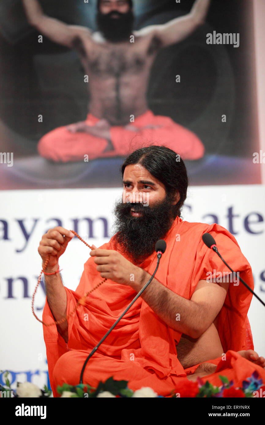 Baba Ramdev , Swami Ramdev , guru dello yoga indiano , esercizio dimostrativo , Bombay , Mumbai , Maharashtra , India , Asia Foto Stock