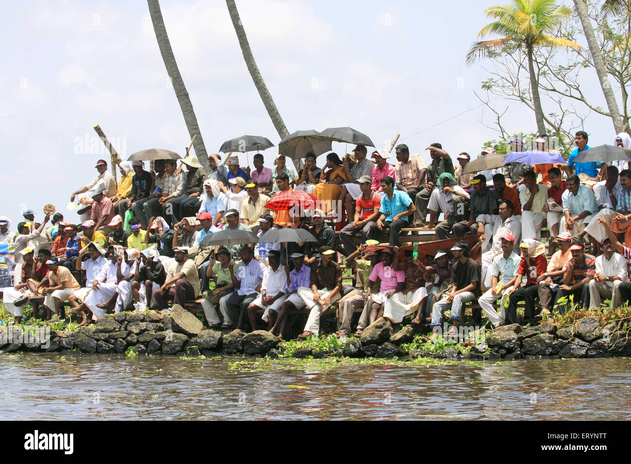 Guardare la gente snake boat race sul lago punnamada ; Alleppey ; Alappuzha ; Kerala ; India NOMR Foto Stock