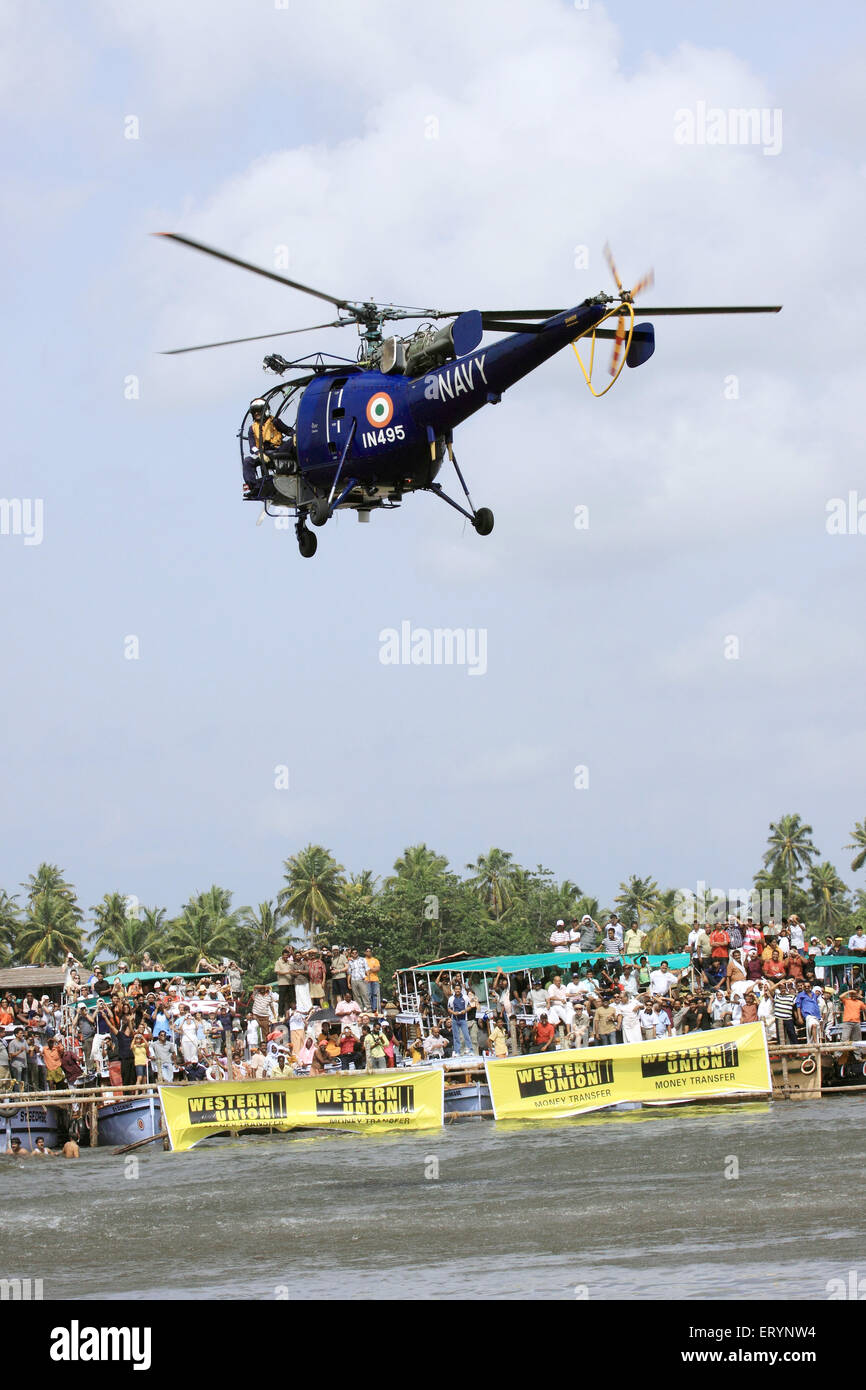 Marina indiana chetak elicottero vola al lago punnamada ; Alleppey ; Alappuzha ; Kerala ; India Foto Stock