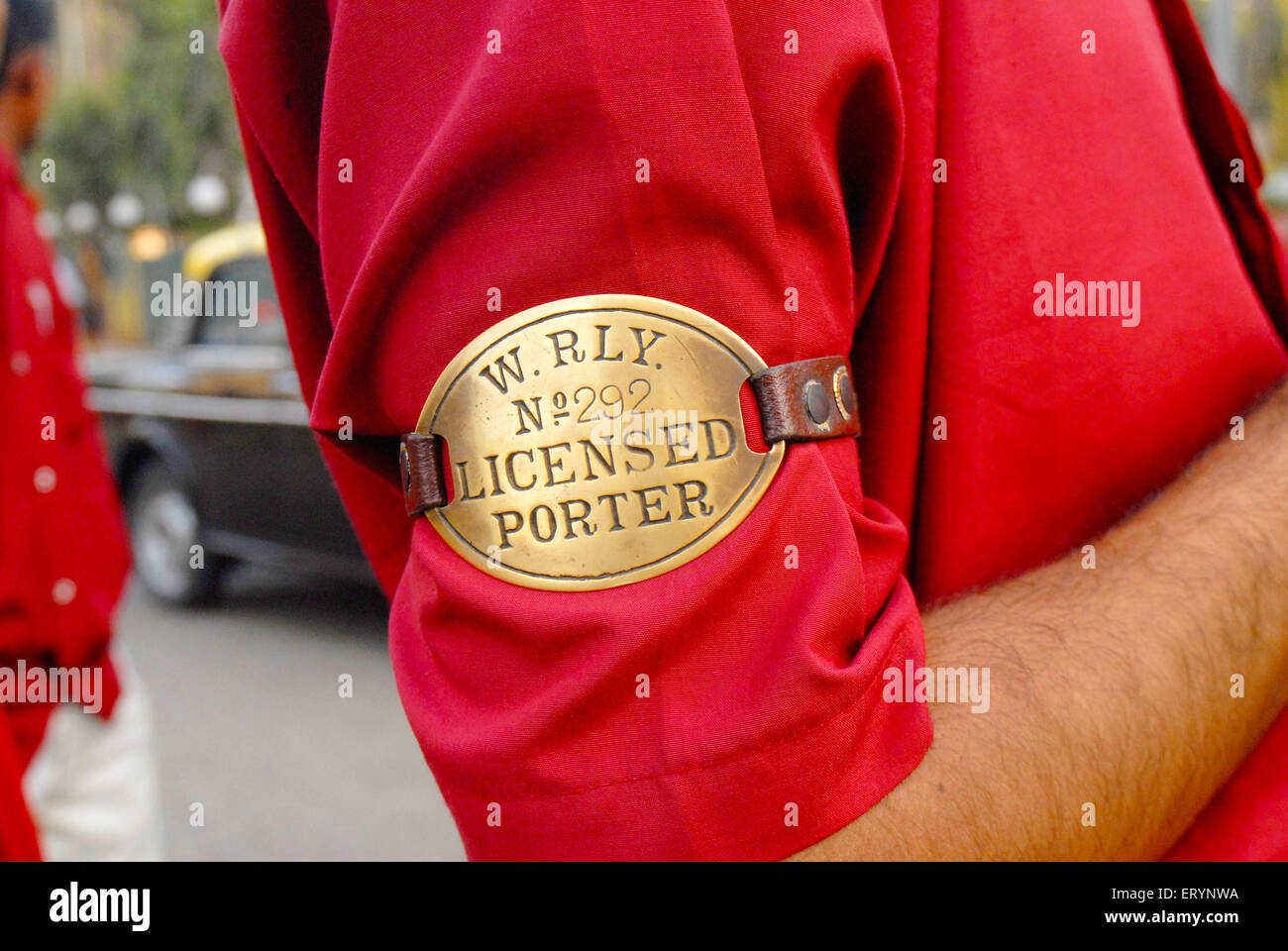 Ottone numero di badge 292 occidentali della licenza ferroviaria porter , Bombay , Mumbai , Maharashtra , India Foto Stock