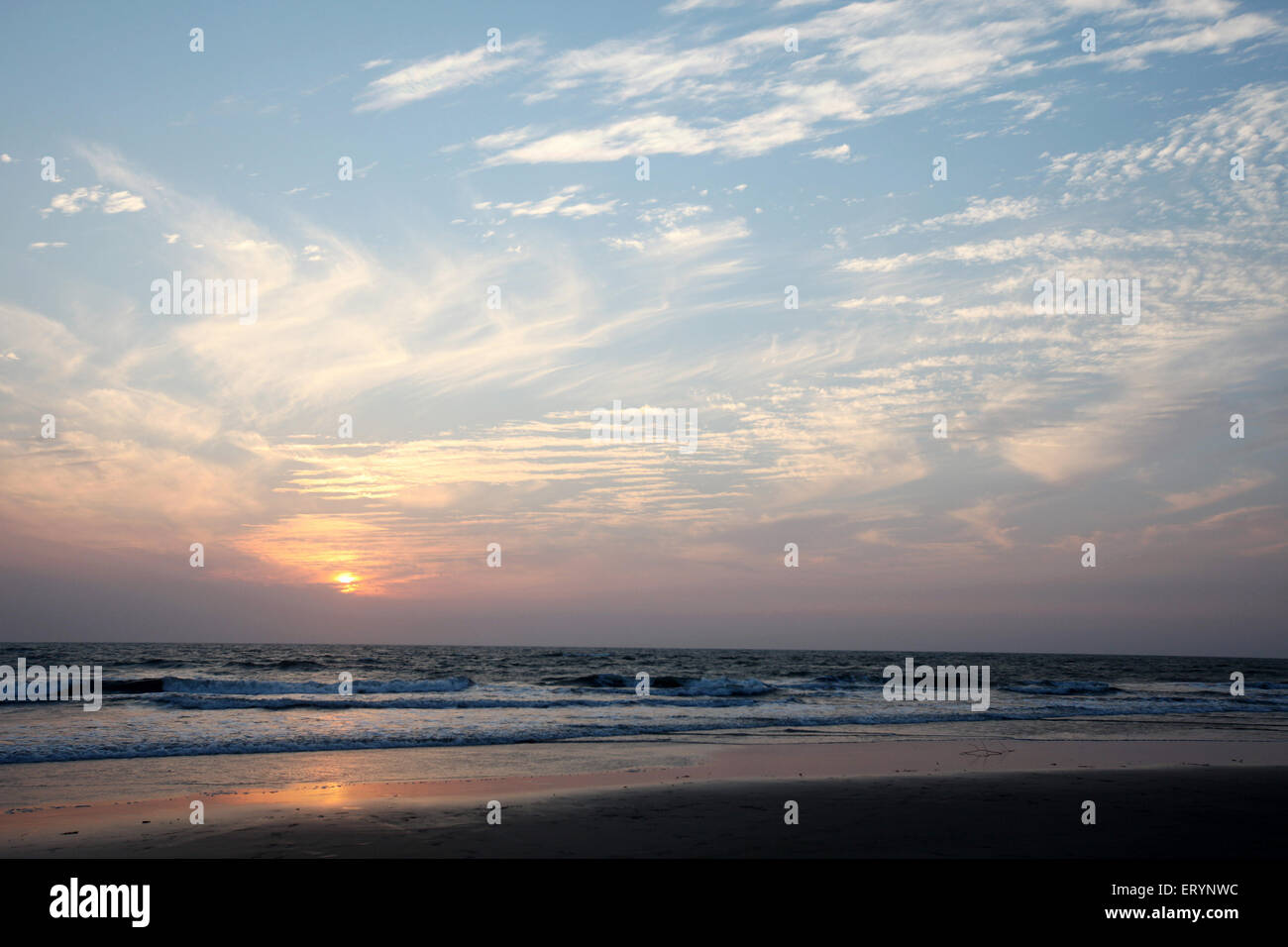 Tramonto a spiaggia ashwem ; Goa ; India Foto Stock