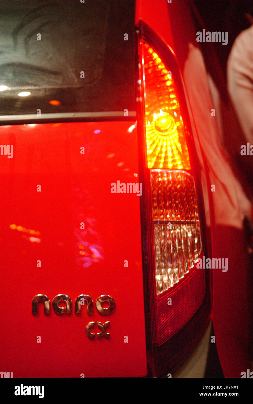 Nano luce posteriore auto , Tata Motor , Tata Nano , il più piccolo più conveniente berlina auto, display al lancio , Bombay , Mumbai , India , Asia Foto Stock