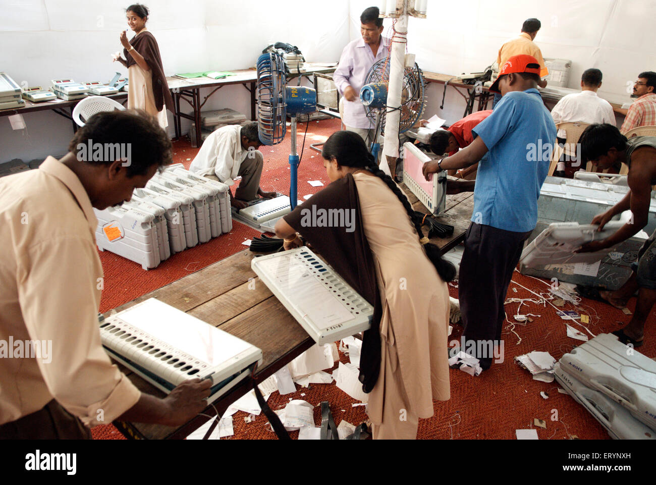 Elezioni indiane , controllo macchine elettroniche di voto , EVM , Bombay , Mumbai , Maharashtra , India , Asia Foto Stock