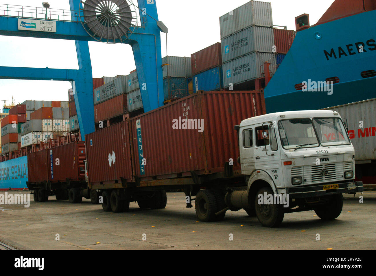 Jawaharlal Nehru Port JNPT terminale più grande terminal di trasbordo nel paese ; district Raigad ; Maharashtra ; India Foto Stock