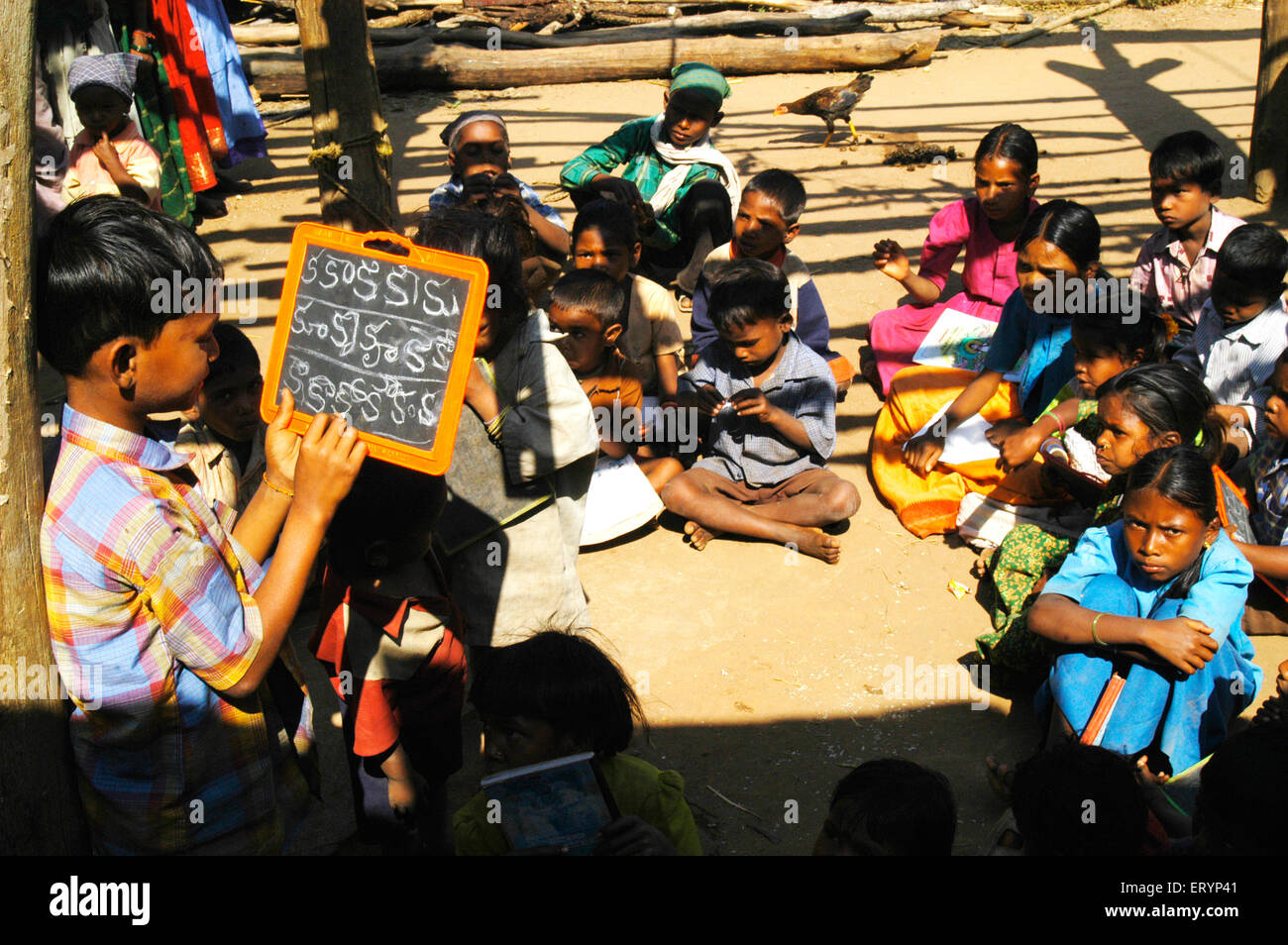 Tribal i bambini imparano Telugu alfabeti nella scuola gestita dalle ONG Organizzazione non governativa in villaggio in Andhra Pradesh, India Foto Stock