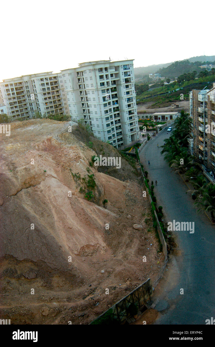 Piccola collina di essere distrutto da lentamente vengono distrutte mediante estrazione e costruzione di Pave modo per complesso residenziale Foto Stock