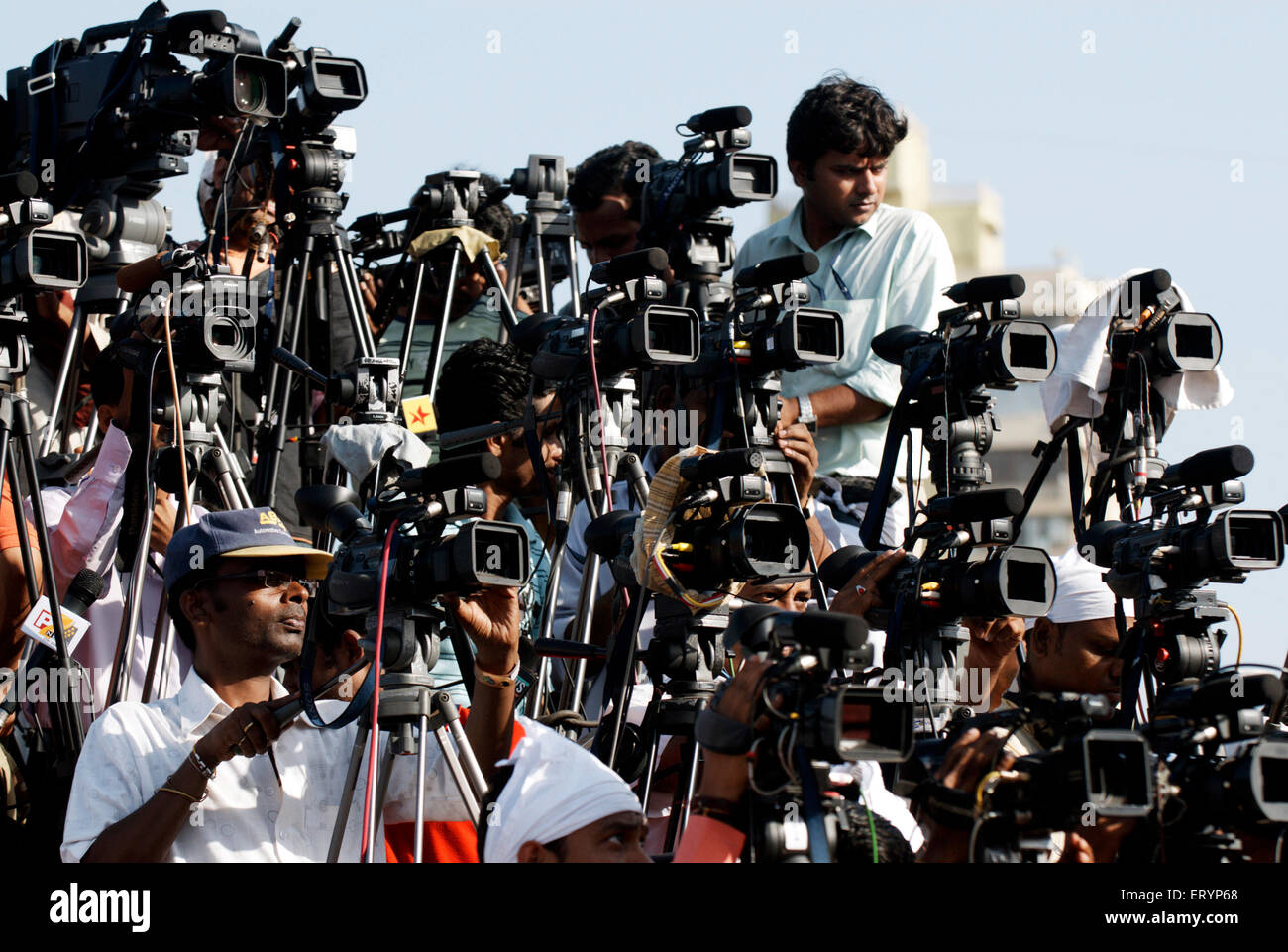 Fotografi di stampa indiani , videografi , cameramen , reporter di notizie , canali televisivi , media elettronici , Bombay , Mumbai , Maharashtra , India, Asia Foto Stock