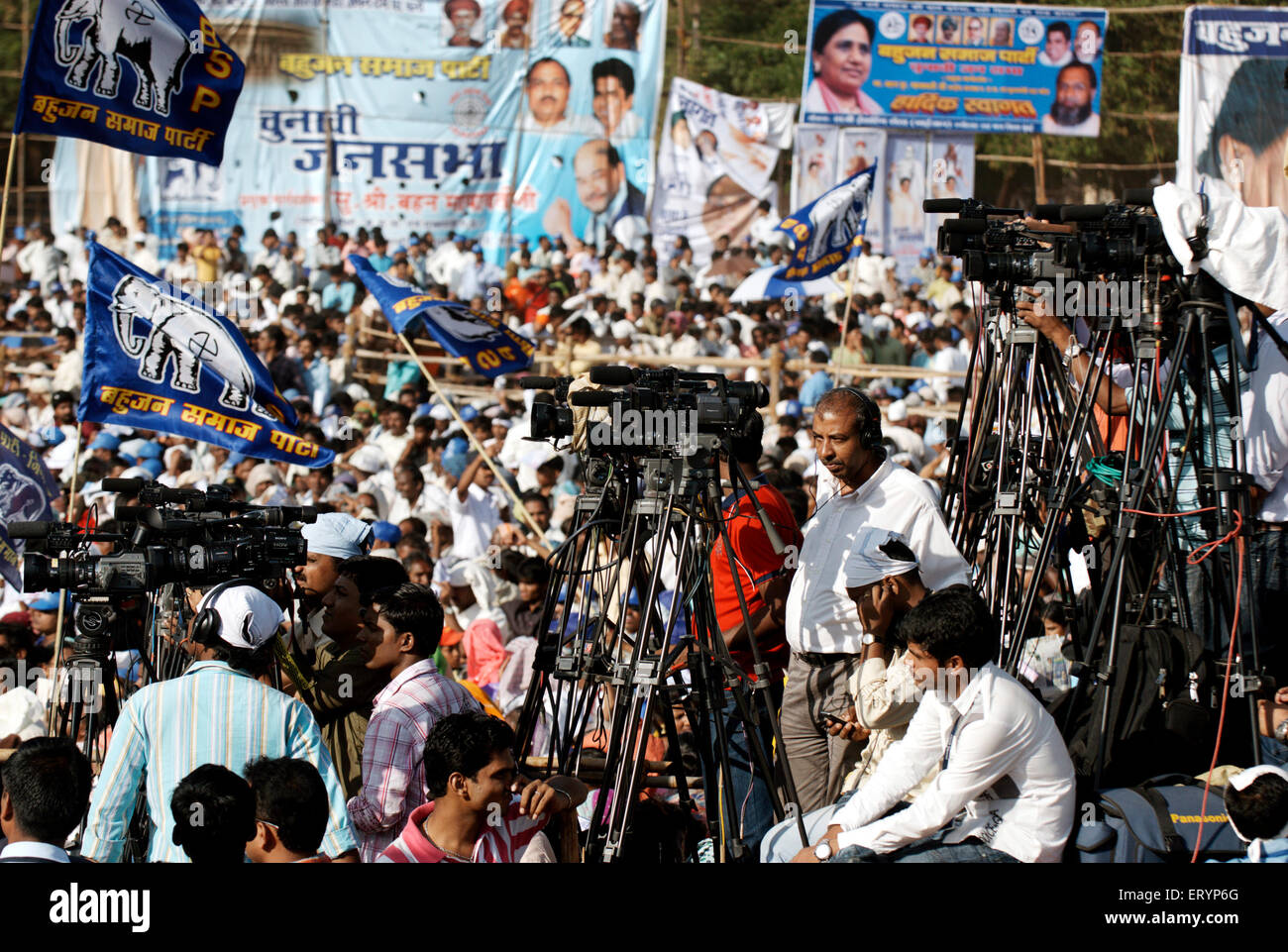 Fotografi di stampa indiani , canali TV , videografi , cameramen , reporter , canali TV di notizie , Bombay , Mumbai , Maharashtra , India , Asia Foto Stock