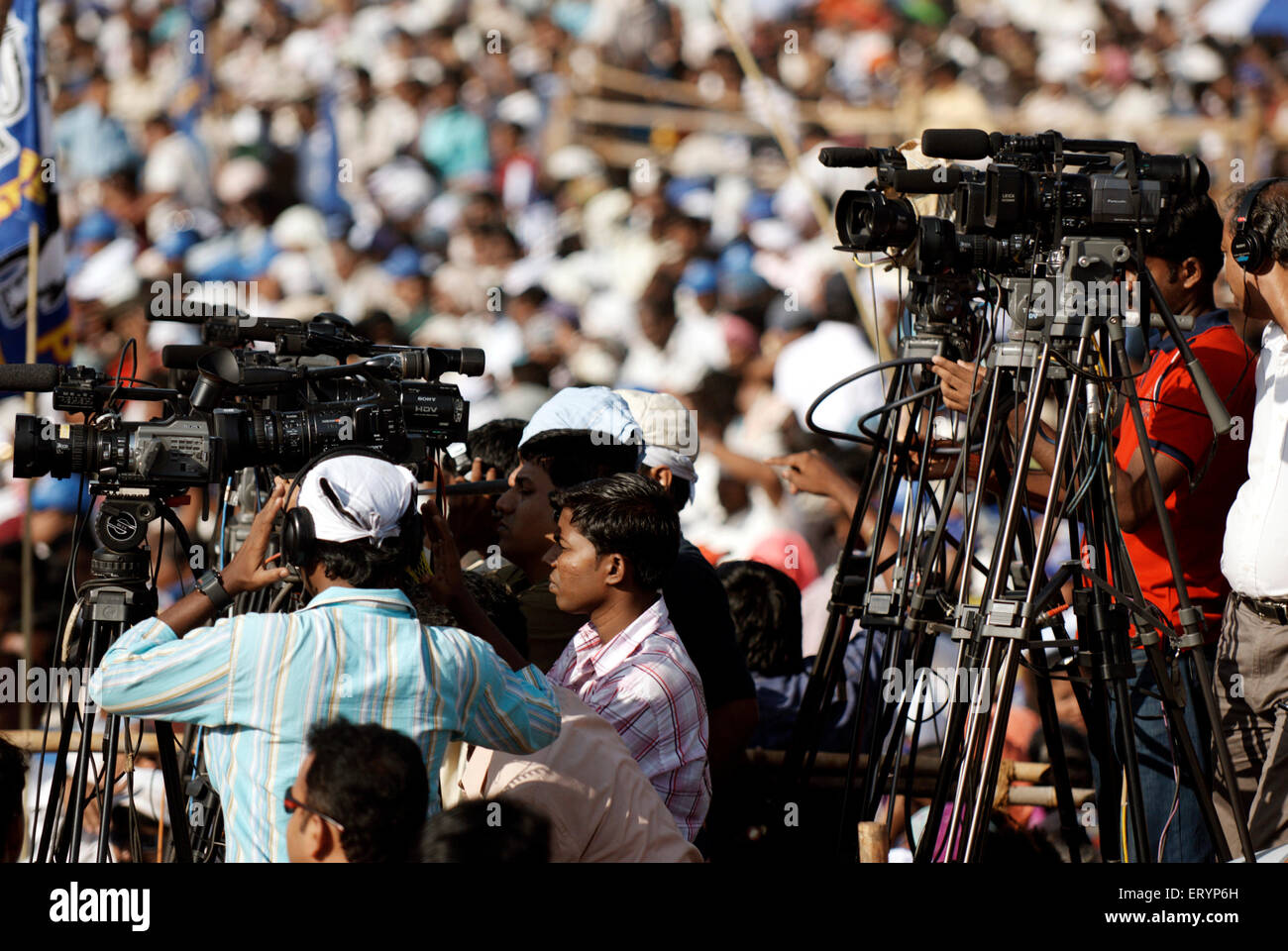 Fotografi di stampa indiani , canali TV , videografi , cameramen , reporter , canali TV di notizie , Bombay , Mumbai , Maharashtra , India , Asia Foto Stock