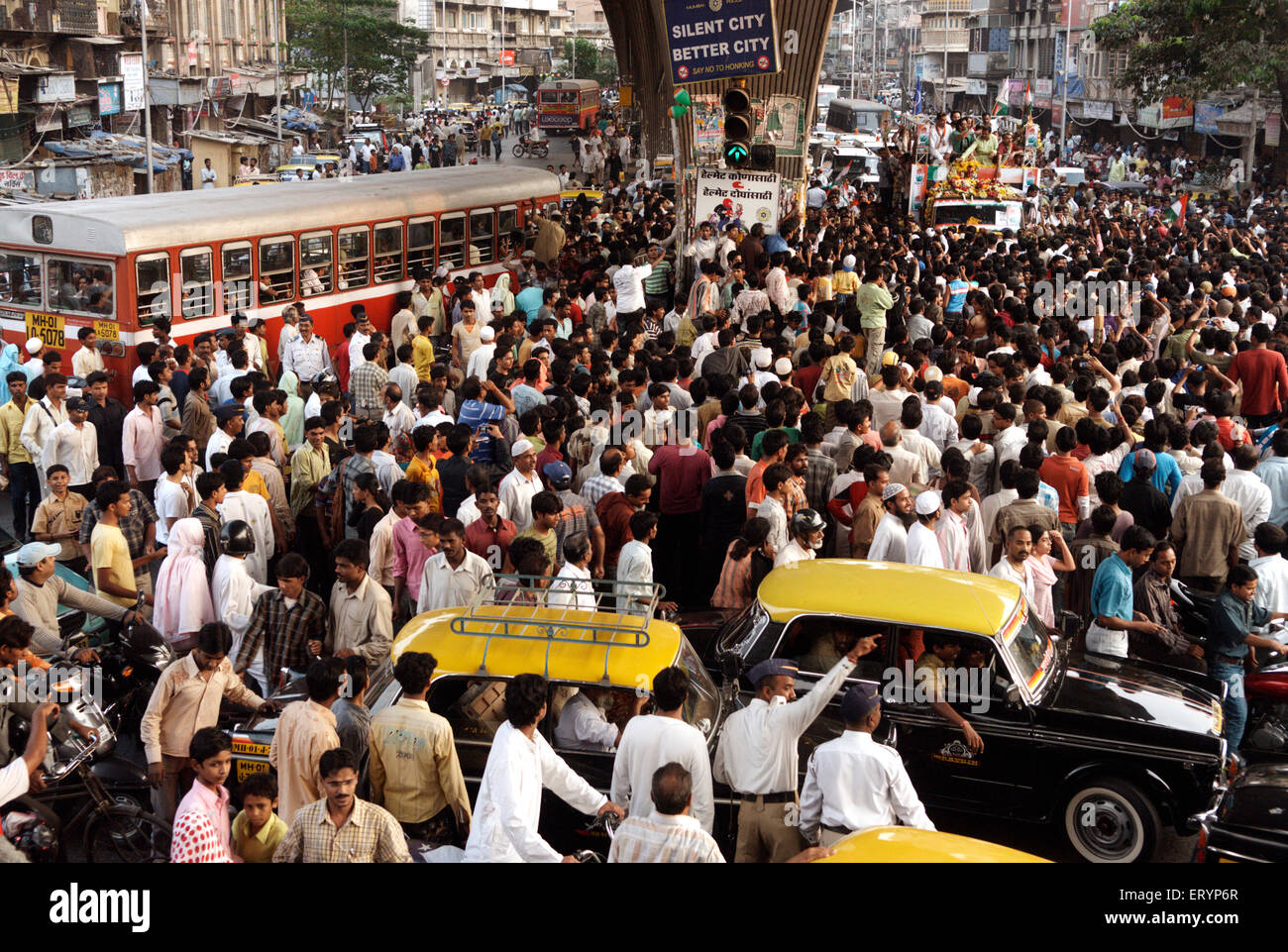 Campagna elettorale indiana, Salman Khan, attore indiano di bollywood , che si batte per il candidato indiano al Congresso nazionale Milind Deora a Bombay Mumbai India Foto Stock