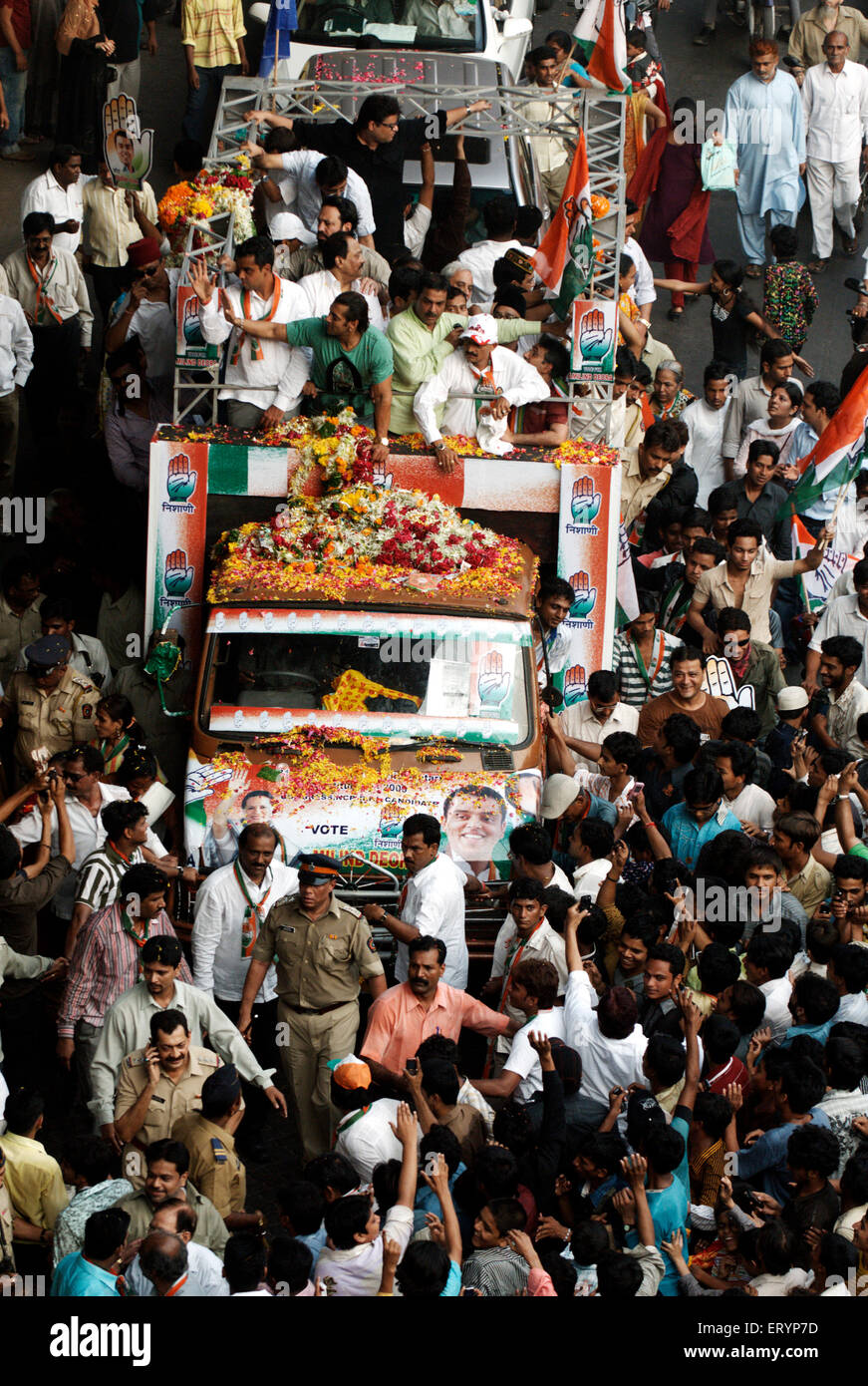 Campagna elettorale indiana, Salman Khan, attore indiano di bollywood , che si batte per il candidato indiano al Congresso nazionale Milind Deora a Bombay Mumbai India Foto Stock