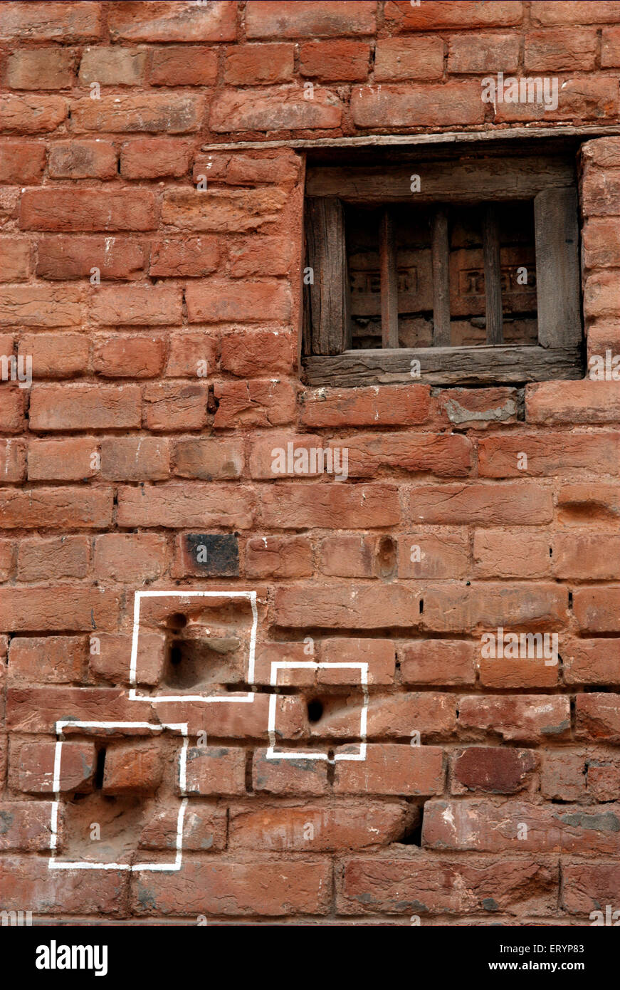 Bullet segni visibili su conserve di parete in corrispondenza di Jallianwala o Jalianwala Bagh ; Amritsar ; Punjab ; India Foto Stock