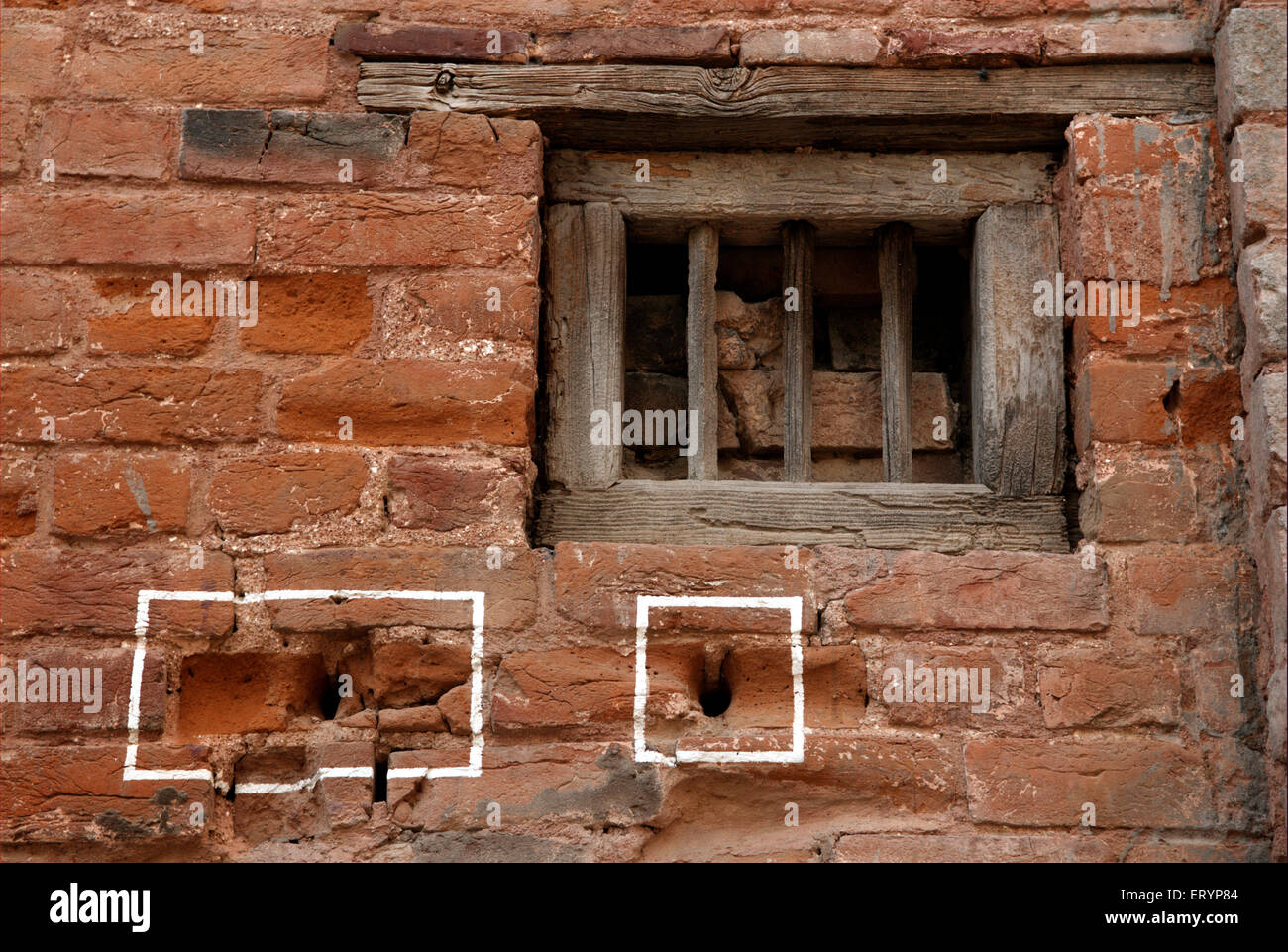 Bullet segni visibili su conserve di parete in corrispondenza di Jallianwala o Jalianwala Bagh ; Amritsar ; Punjab ; India Foto Stock