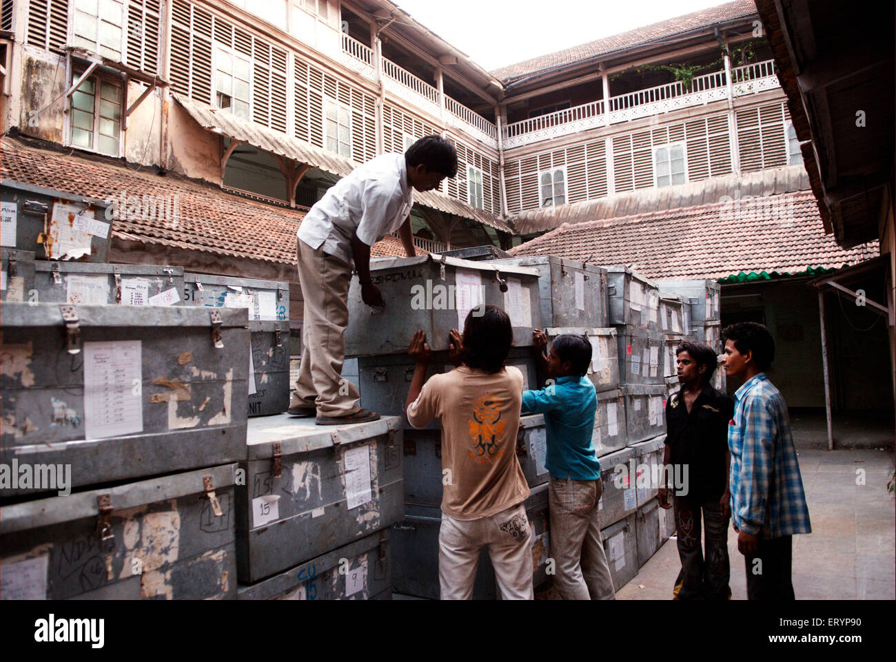 Elezioni indiane , tronchi contenenti macchine elettroniche di voto , EVM , Bombay , Mumbai , Maharashtra , India , Asia Foto Stock