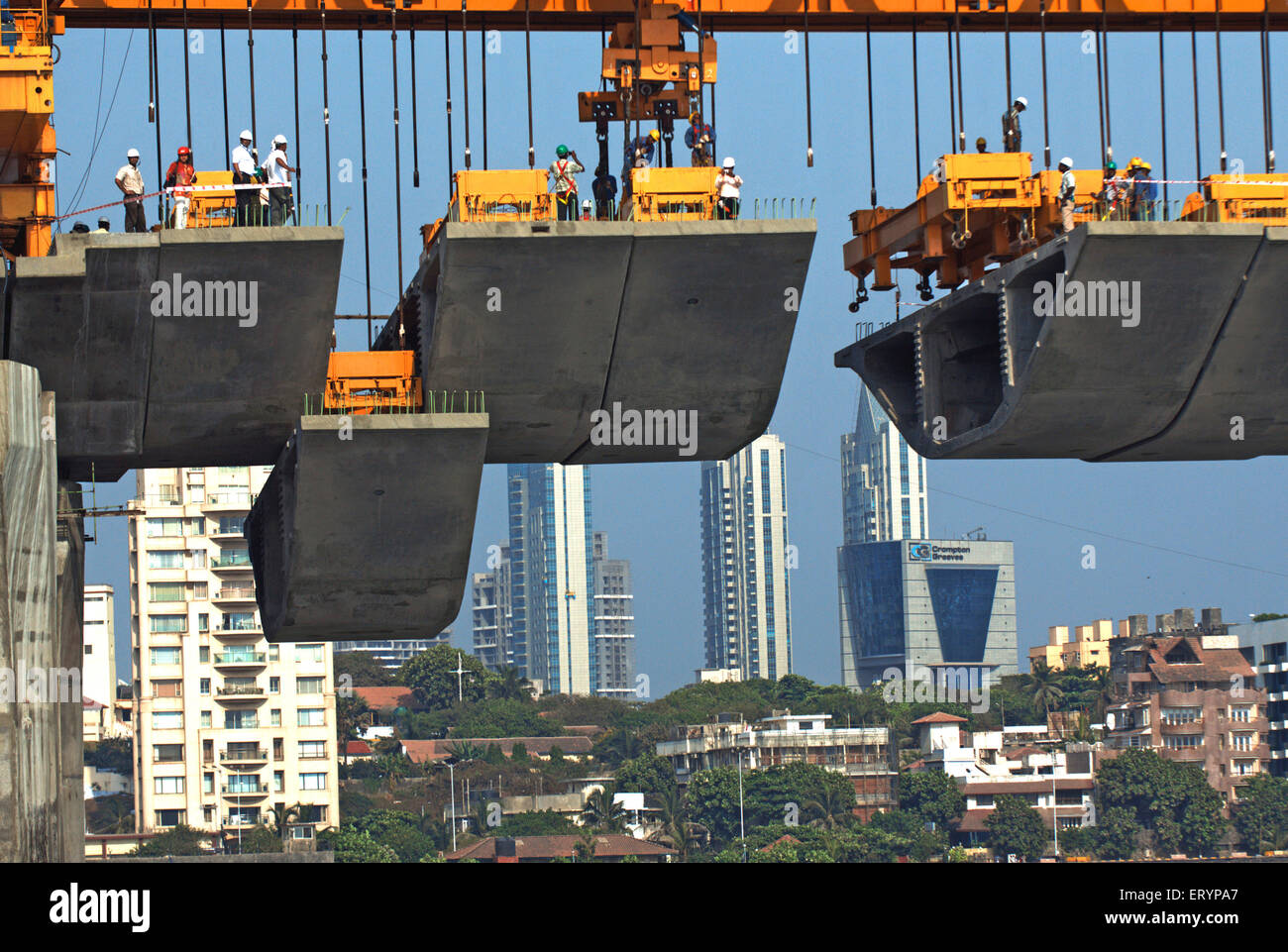 Gigante di travatura reticolare di ferro utilizzato per sollevare l'ultimo blocco in costruzione Bandra Worli Sea link a Worli Bombay Mumbai Foto Stock