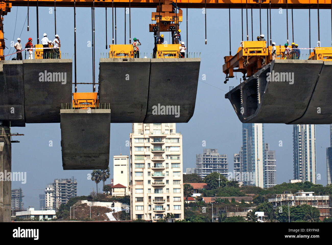 Gigante di travatura reticolare di ferro utilizzato per sollevare l'ultimo blocco in costruzione Bandra Worli Sea link a Worli Bombay Mumbai Foto Stock