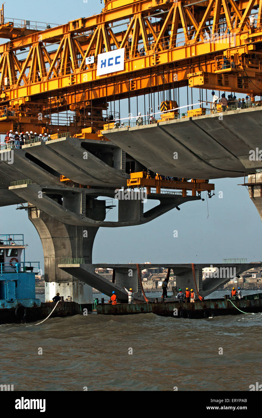 Gigante di travatura reticolare di ferro utilizzati per sollevare ultimo blocco in costruzione Bandra Worli Sea link a Worli Bombay Mumbai Foto Stock