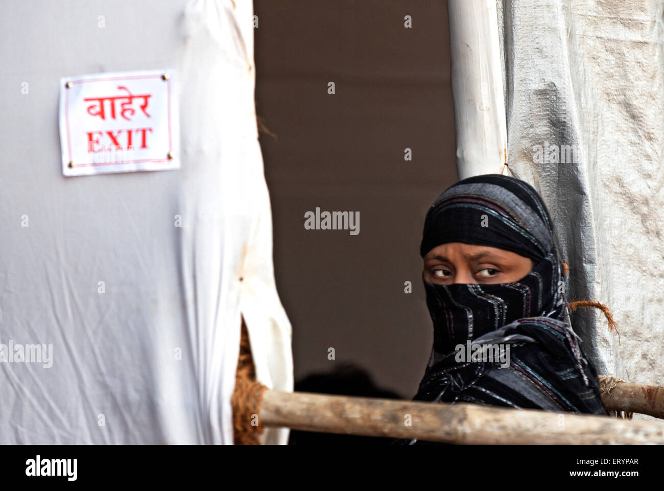 Elezioni indiane , donna in burka al cancello di uscita dopo le votazioni , Bombay , Mumbai , Maharashtra , India , Asia Foto Stock