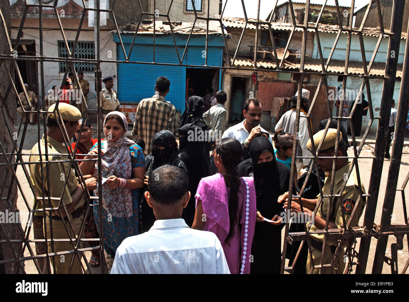 Gli elettori mostrano la loro carta di votazione o slittamento alla stazione di polling Bombay Mumbai ; Maharashtra ; India n. MR 30 Aprile 2009 Foto Stock