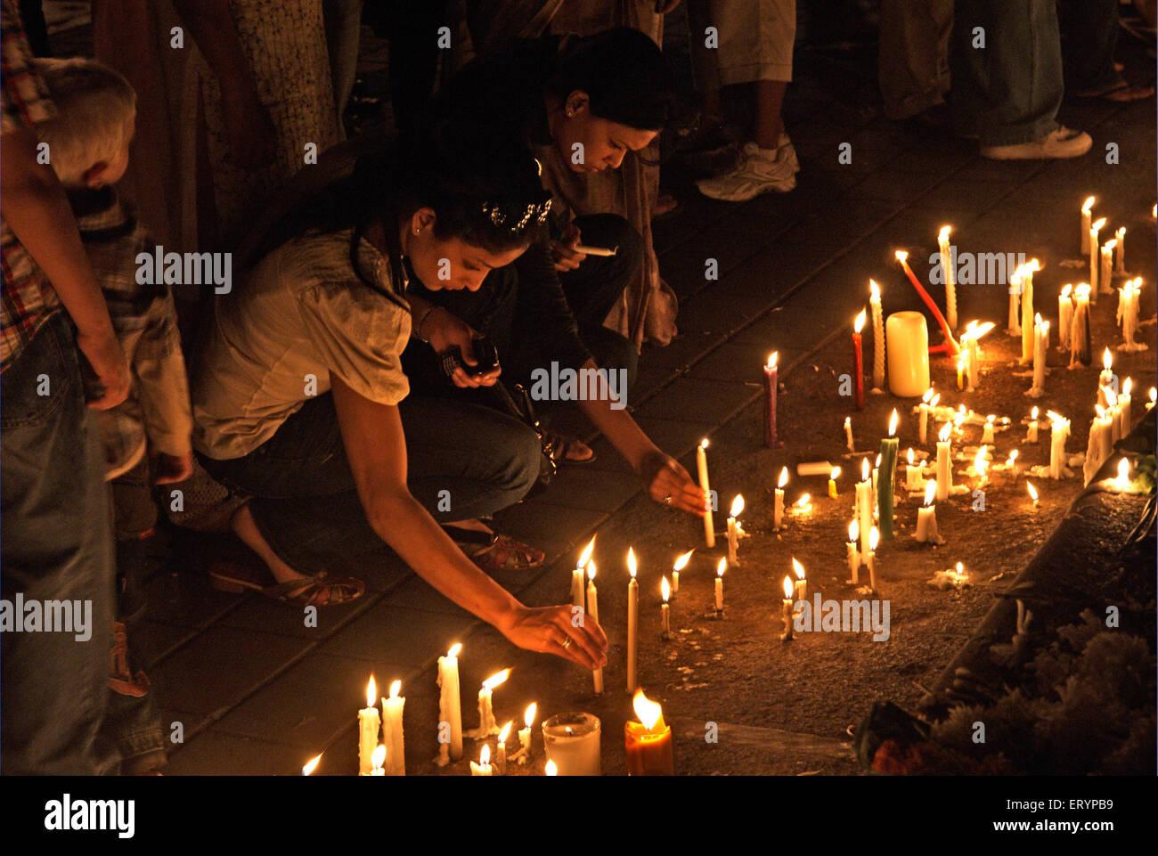 26/11 Mumbai terrore attacco 2008 , accendendo candele per le vittime , Taj Mahal Hotel , Colaba , Bombay , Mumbai , Maharashtra , India , Asia Foto Stock