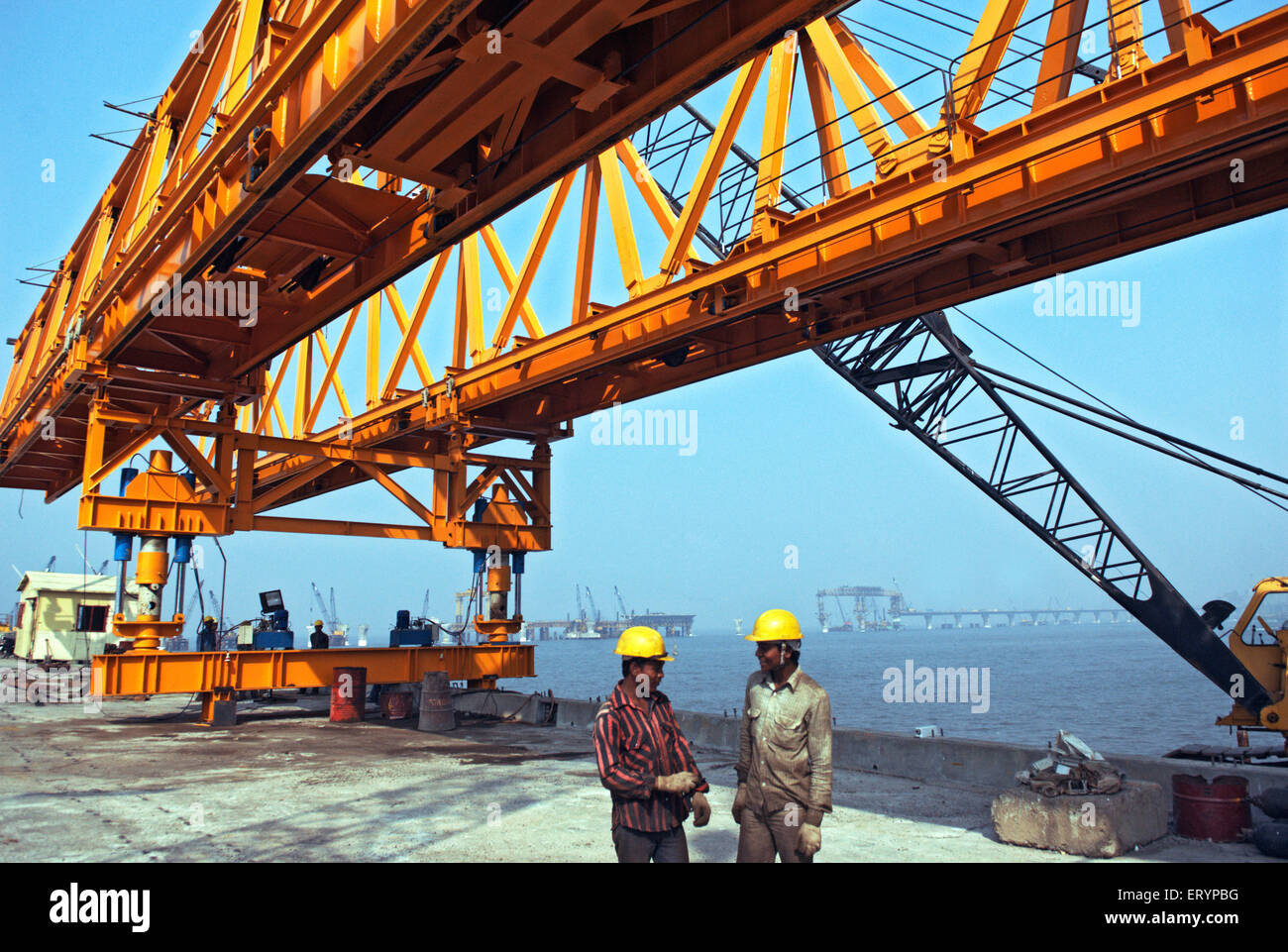 Costruzione di ponti , Bandra Worli Sea link bridge , Worli , Bombay , Mumbai , Maharashtra , India , Asia Foto Stock