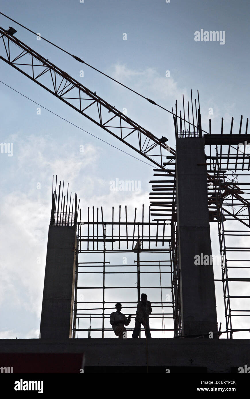 Lavoratori sul sito in costruzione a Bombay Mumbai ; Maharashtra ; India 5 Maggio 2009 Foto Stock