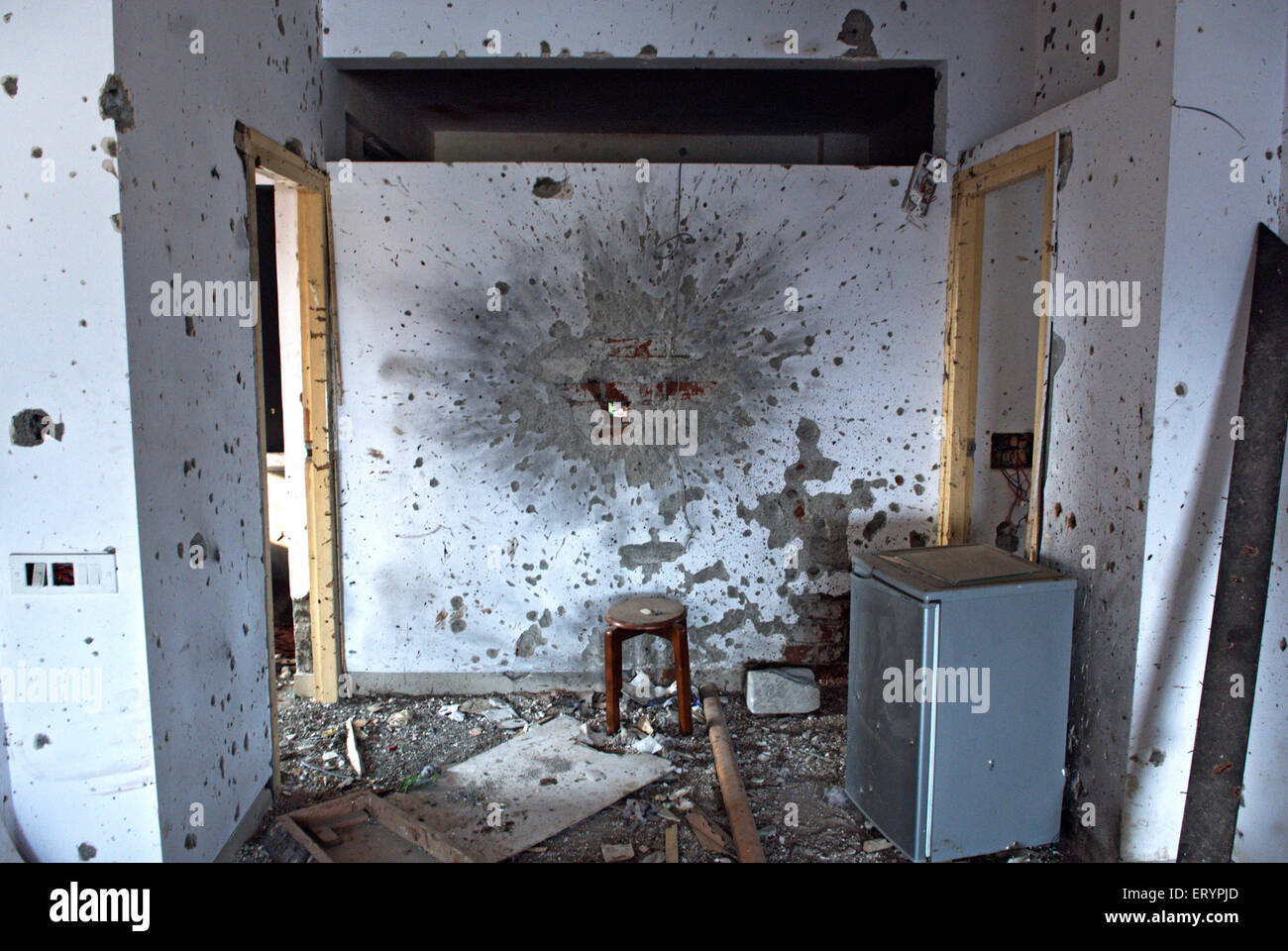 Granata blast e bullet segni sul muro a nariman house Jewish Community Center da deccan mujahedeen terroristi attentato di Bombay Foto Stock