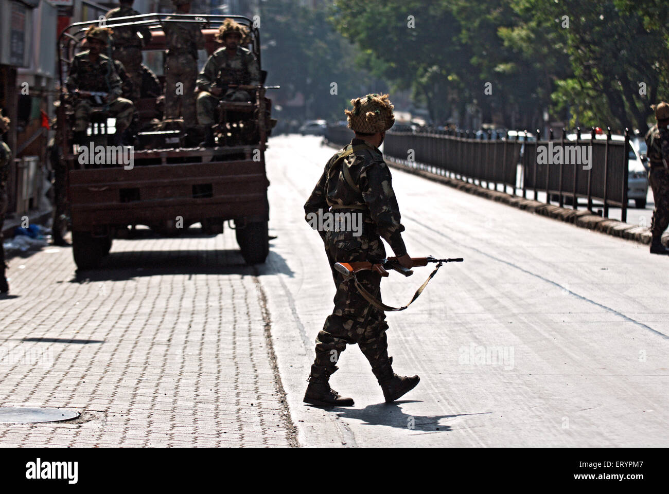 Militari al di fuori del Taj Mahal hotel dopo l attacco terroristico da deccan mujahedeen ; Bombay Mumbai Foto Stock