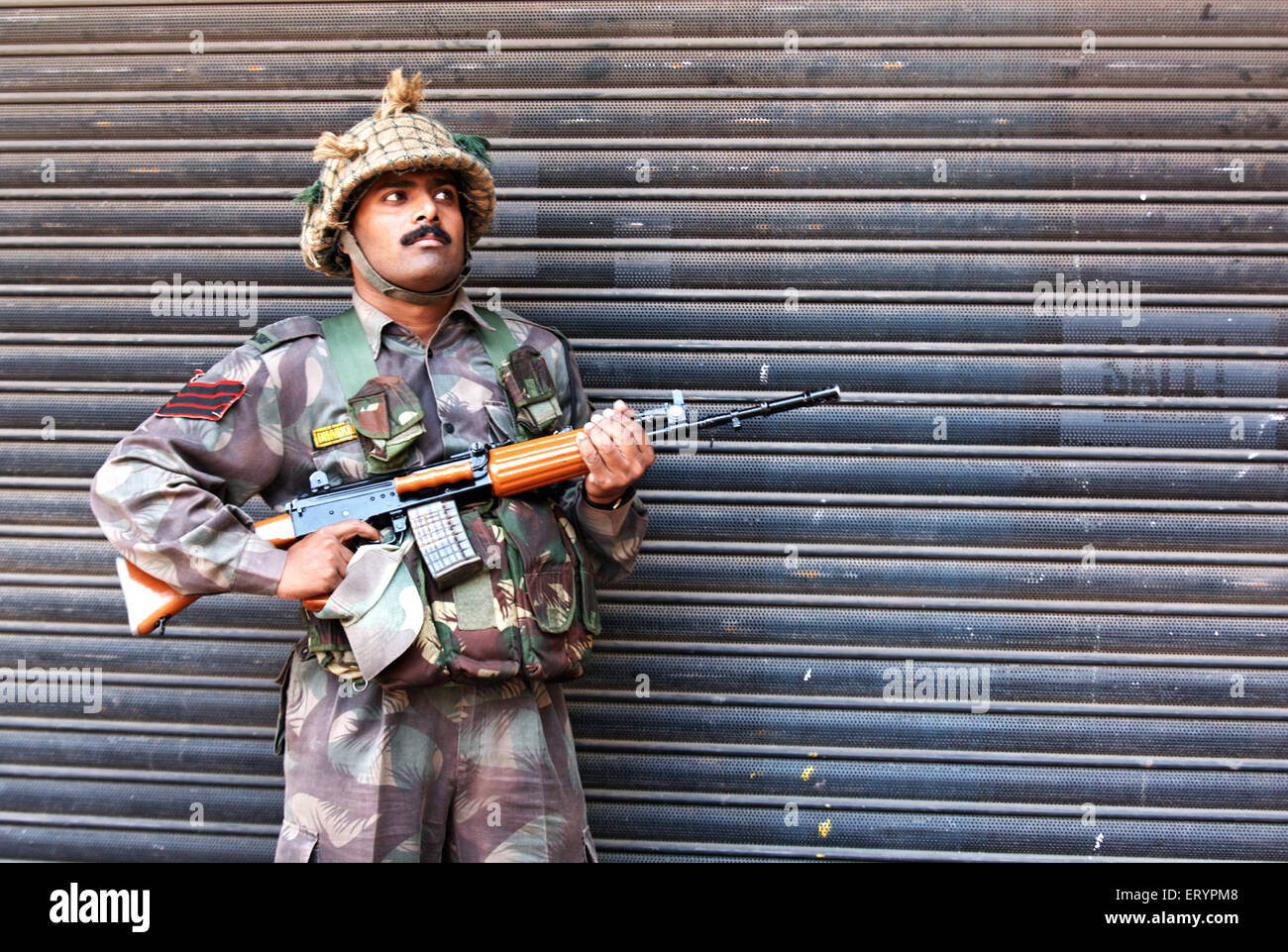 Militari al di fuori del Taj Mahal hotel dopo l attacco terroristico da deccan mujahedeen ; Bombay Mumbai Foto Stock