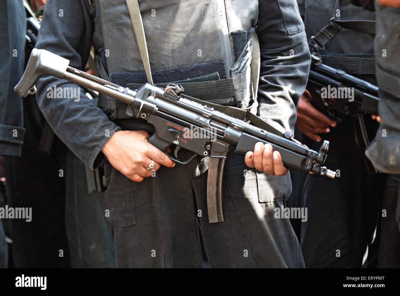 La sicurezza nazionale Guard GFN commandos con la pistola dopo l attacco terroristico da deccan mujahedeen ; Bombay Foto Stock