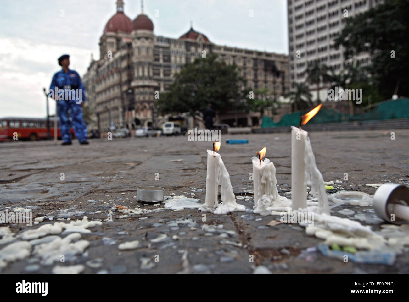26/11 Mumbai terrore attacco 2008 , accendendo candele per le vittime , Taj Mahal Hotel , Colaba , Bombay , Mumbai , Maharashtra , India , Asia Foto Stock