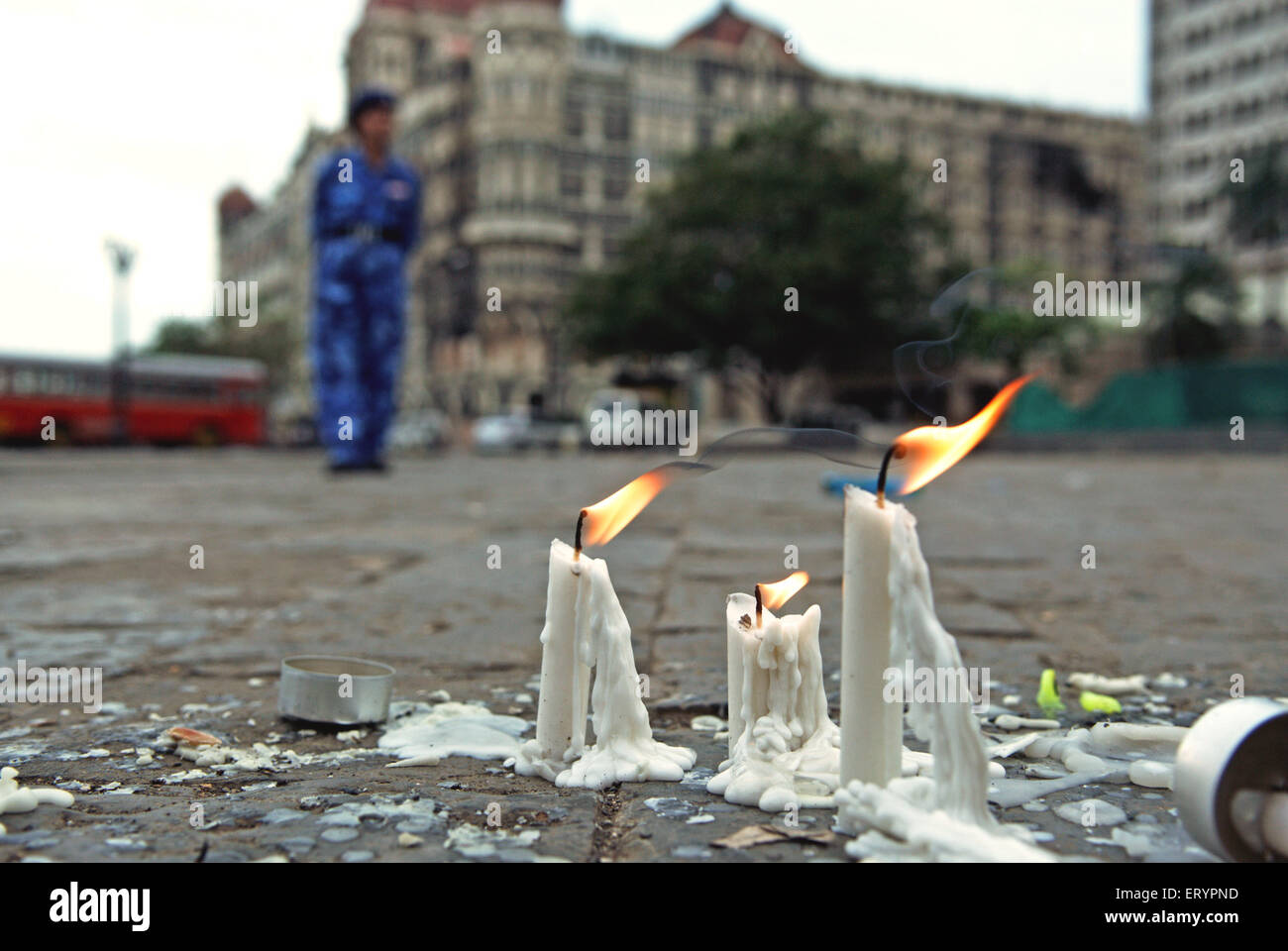 26/11 Mumbai terrore attacco 2008 , accendendo candele per le vittime , Taj Mahal hotel , Bombay , Mumbai , Maharashtra , India , Asia Foto Stock