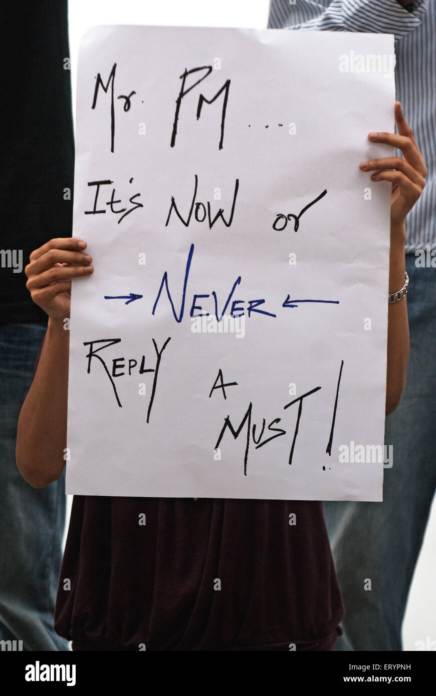 Manifestanti tenendo la scheda dopo l attacco terroristico da deccan mujahedeen ; Mumbai Bombay ; Maharashtra ; India 30 Novembre 2008 Foto Stock