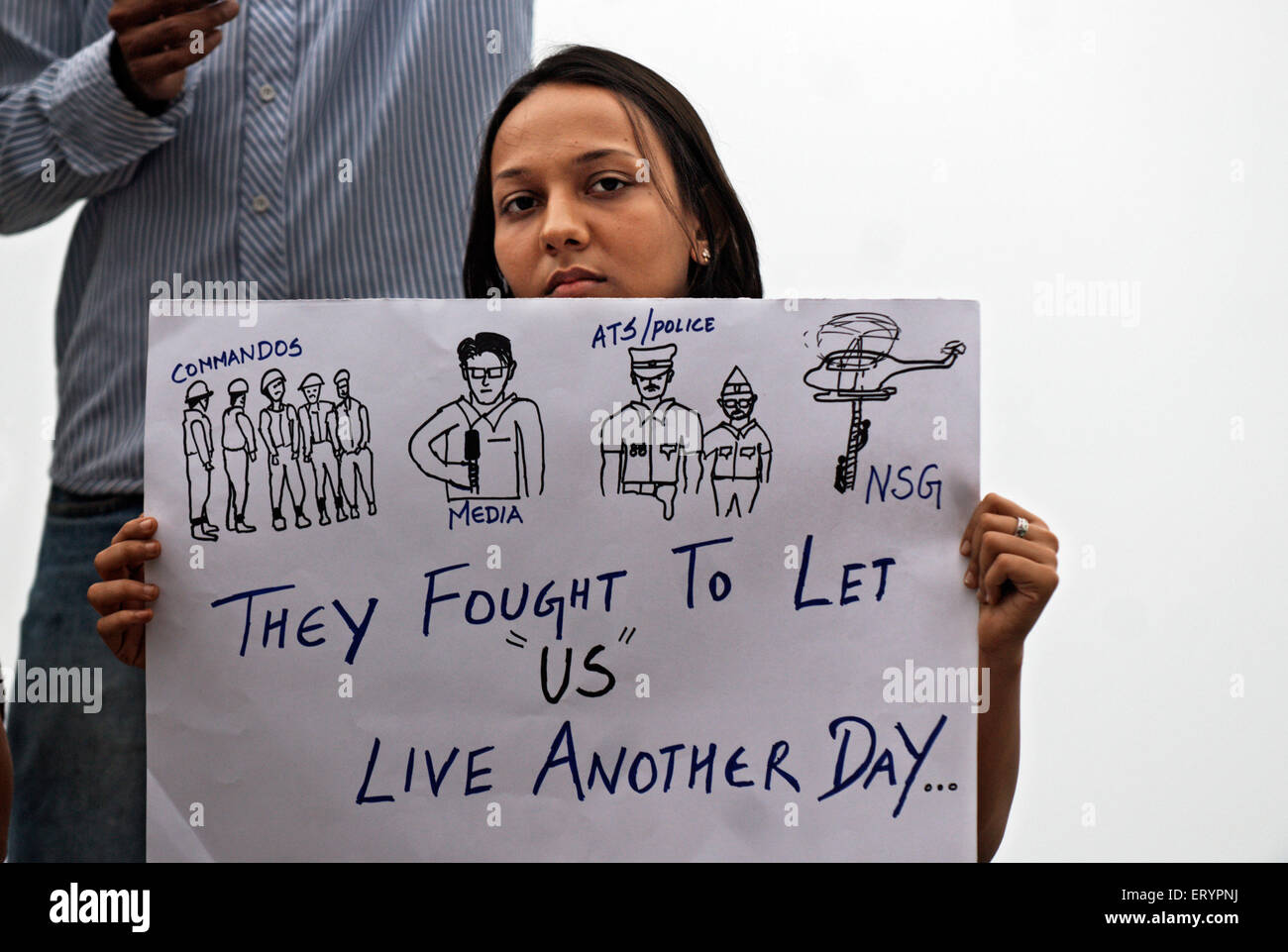 Manifestanti tenendo la scheda dopo l attacco terroristico da deccan mujahedeen ; Mumbai Bombay ; Maharashtra Foto Stock