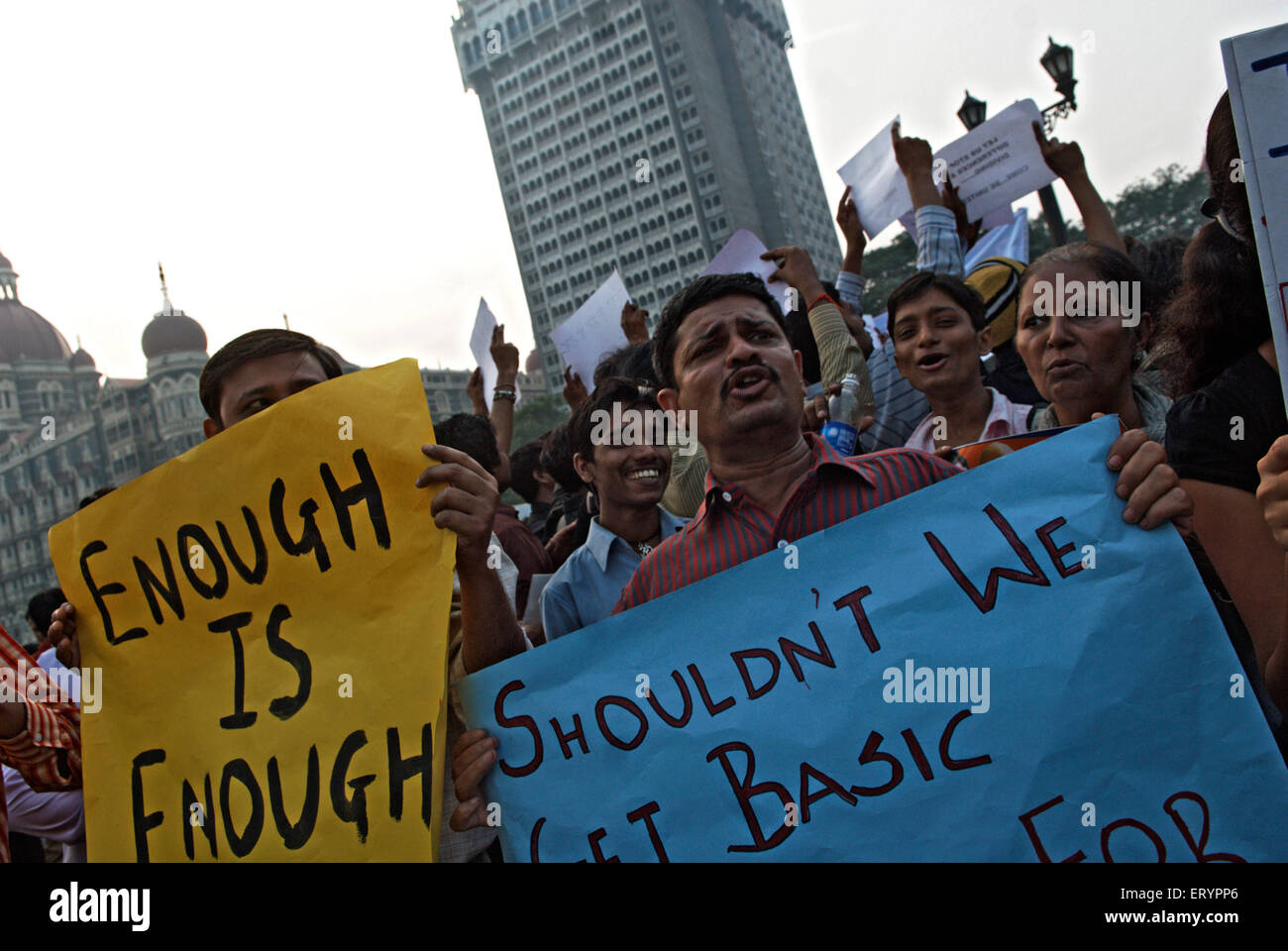 Protester azienda banner Dopo attacco terroristico da deccan mujahedeen in Mumbai Bombay ; Maharashtra Foto Stock