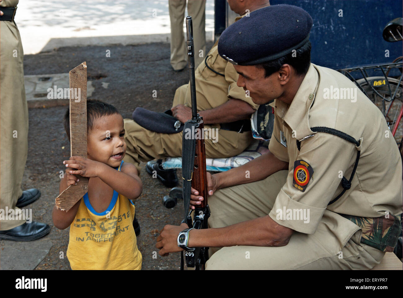 La polizia al di fuori seduta arthur road prigione a Bombay Mumbai ; Maharashtra ; India 17 Aprile 2009 Foto Stock