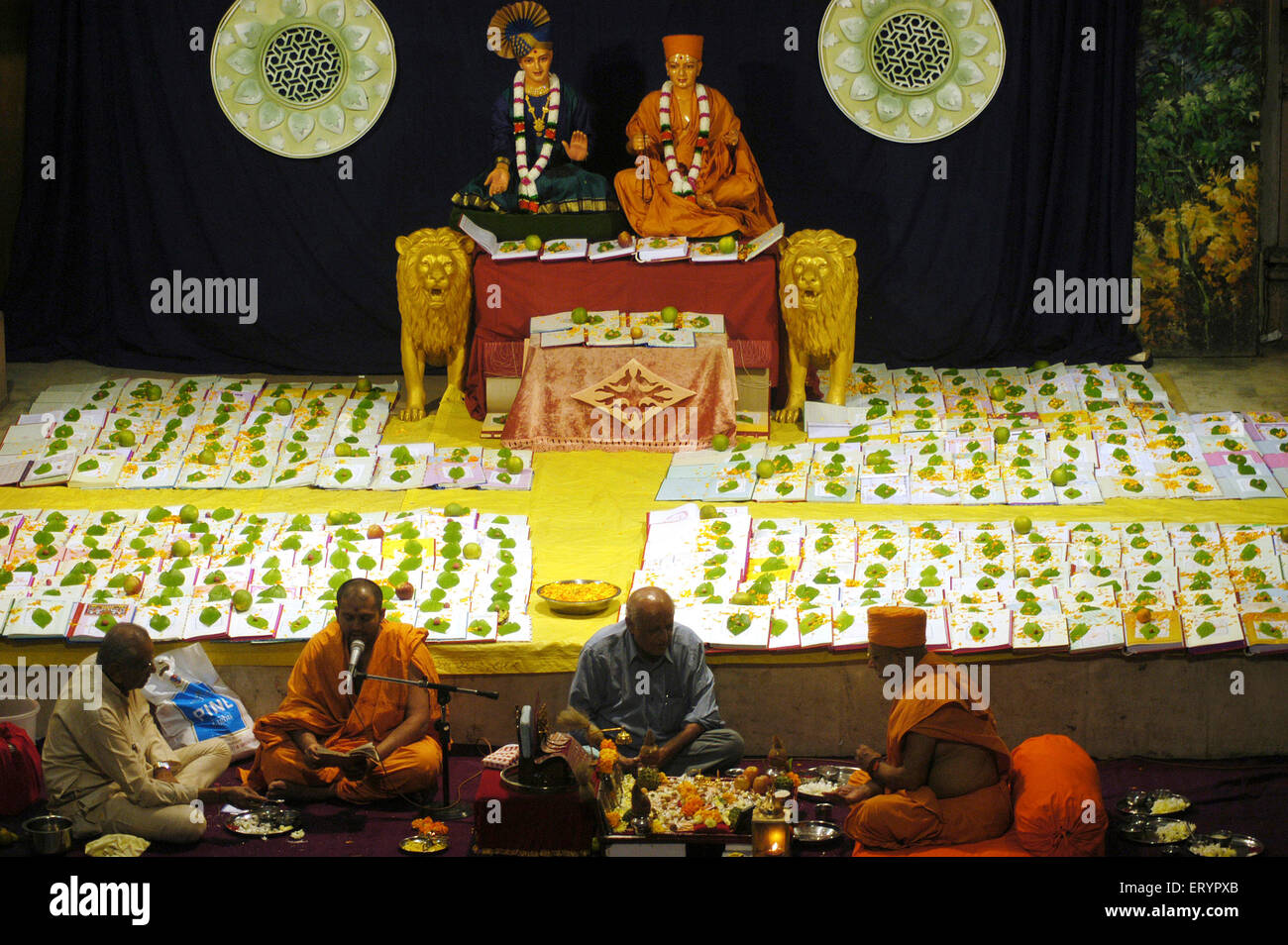 Sacerdoti Swaminarayan eseguendo chopadi puja rituale eseguita su lakshmi puja ; Mumbai Bombay ; Maharashtra ; India Foto Stock