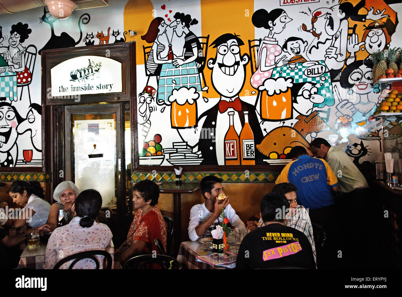 Cafe Mondegar , cartoonista indiano e pittore Mario Miranda dipinti murali cartoni animati , Colaba , Bombay , Mumbai , Maharashtra , India , Asia Foto Stock