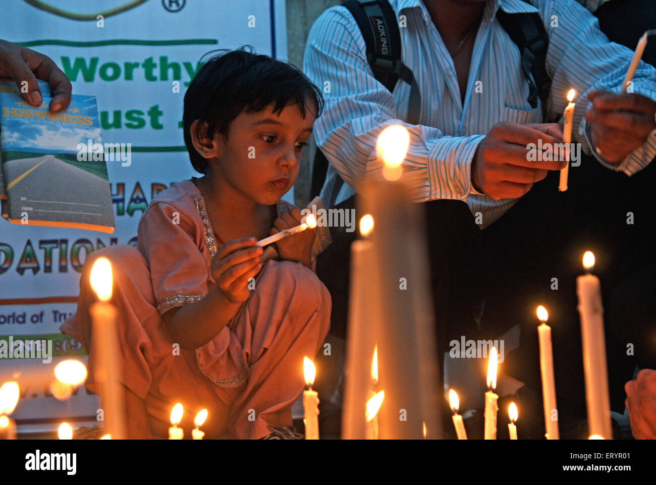 26/11 Mumbai attacco terroristico 2008 , persone che illuminano candele per le vittime , Bombay , Mumbai , Maharashtra , India , Asia Foto Stock