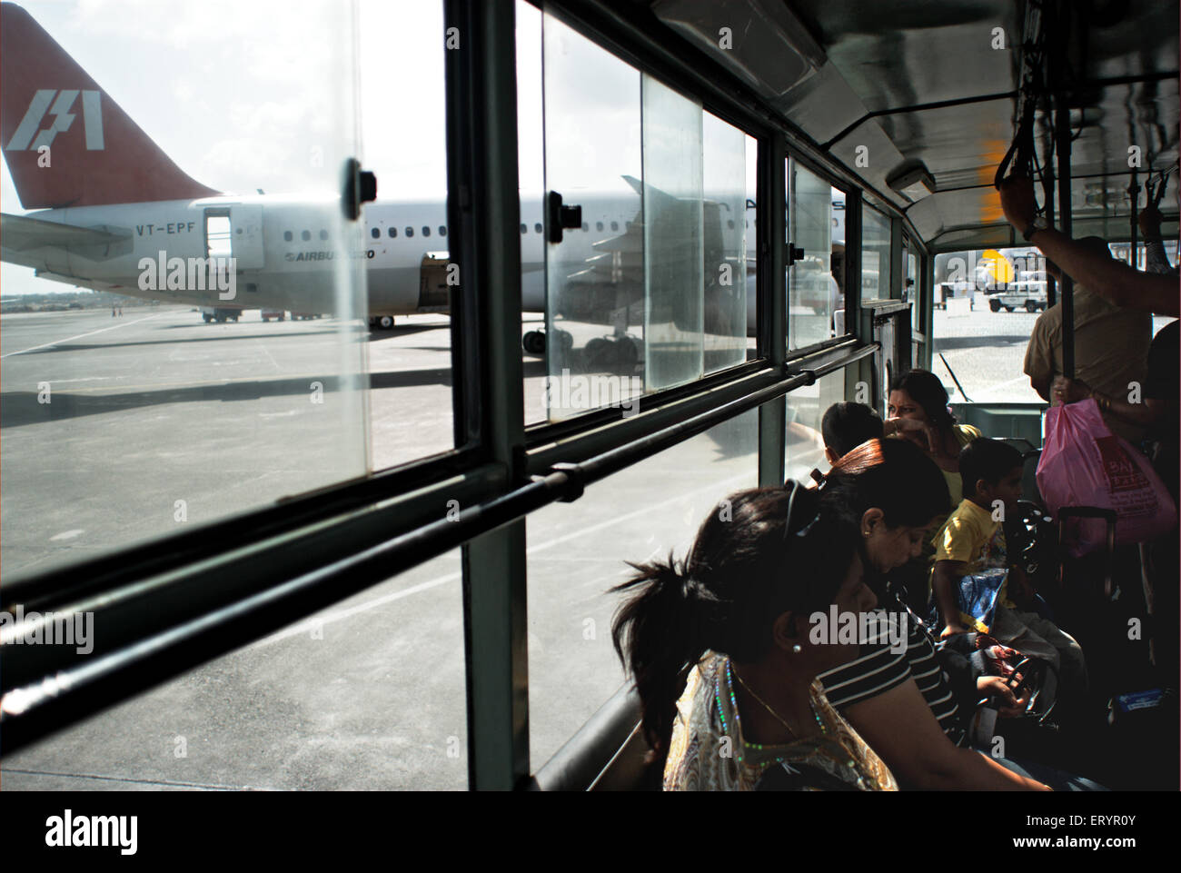 Passeggeri in autobus navetta dal terminal aeroportuale agli aerei, Chhatrapati shivaji aeroporto nazionale ; Bombay , Mumbai ; Maharashtra ; India , Asia Foto Stock