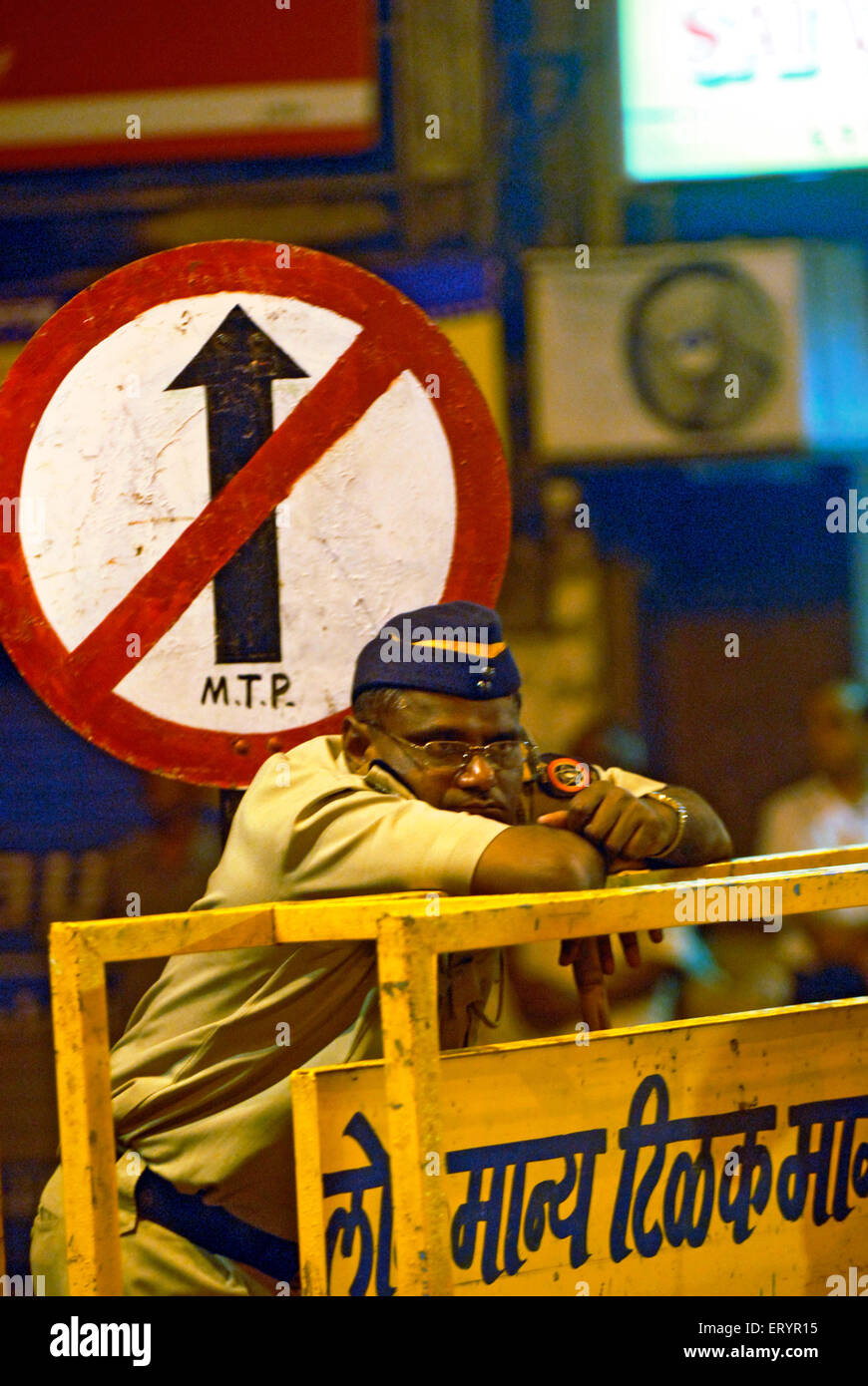 Poliziotto che riposa sotto nessun segno di entrata , Ganesh Festival giorno , Bombay , Mumbai , Maharashtra , India , Asia Foto Stock