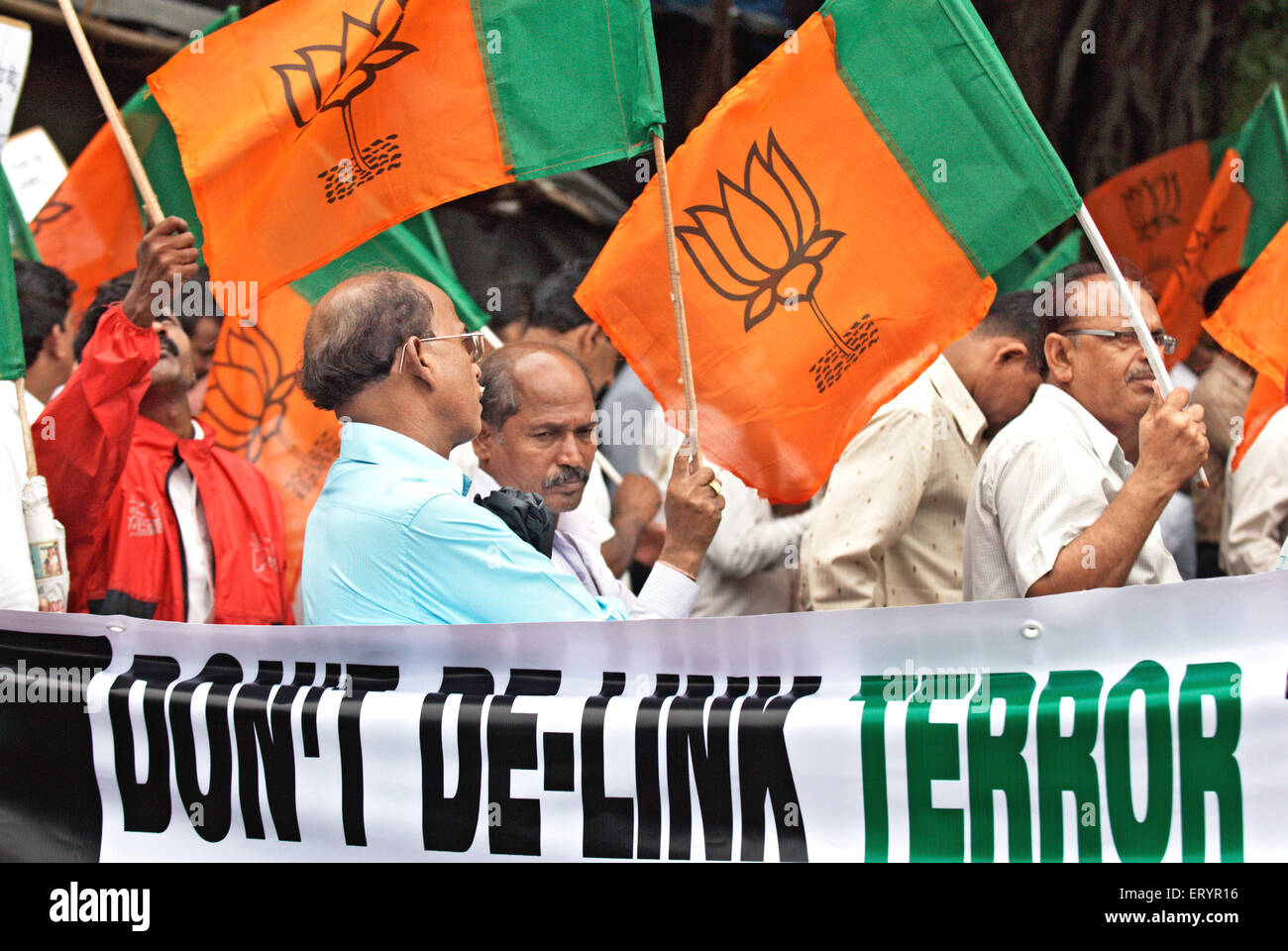Bharatiya Janata Party , BJP , attivisti che protestano contro l'attacco terroristico del 26/11 ; Bombay , Mumbai ; Maharashtra , India , Asia Foto Stock
