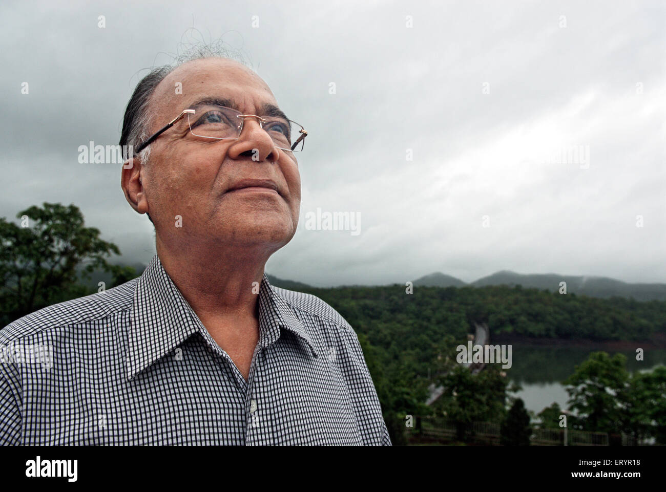 Shantilal Meckoni , arcobaleno , esperto di nube seeding per precipitazioni artificiali , India , Asia Foto Stock
