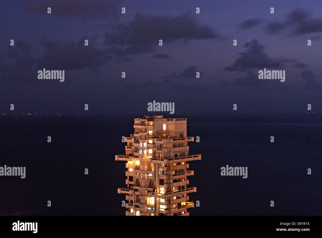 Costruzione di grattacieli , Bandra Bandstand ; Bombay , Mumbai ; Maharashtra ; India , asia Foto Stock