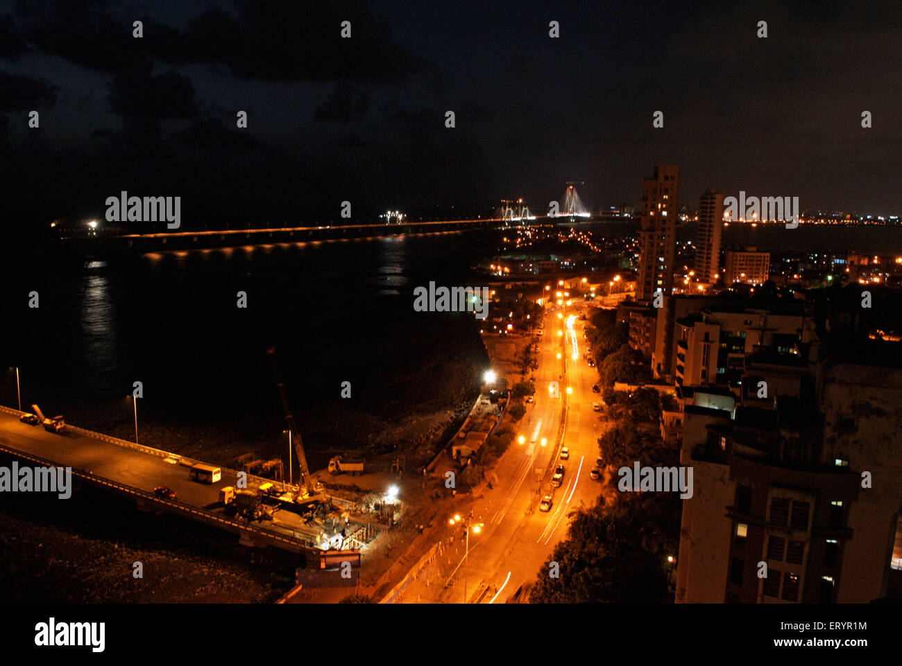 Vista aerea di Worli e illuminato Bandra Worli o Rajiv Gandhi ponte di collegamento mare ; Bombay , Mumbai ; Maharashtra ; India , asia Foto Stock